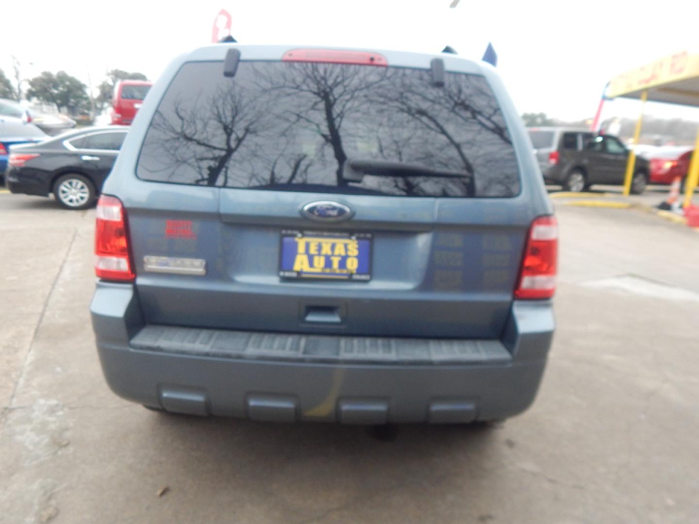 2011 BLUE FORD ESCAPE XLT FWD (1FMCU0D73BK) with an 2.5L L4 DOHC 16V engine, 6-SPEED AUTOMATIC transmission, located at 16710 Clay Rd., Houston, TX, 77084, (281) 859-7900, 0.000000, 0.000000 - Low Donw. Low Payments. - Photo#5