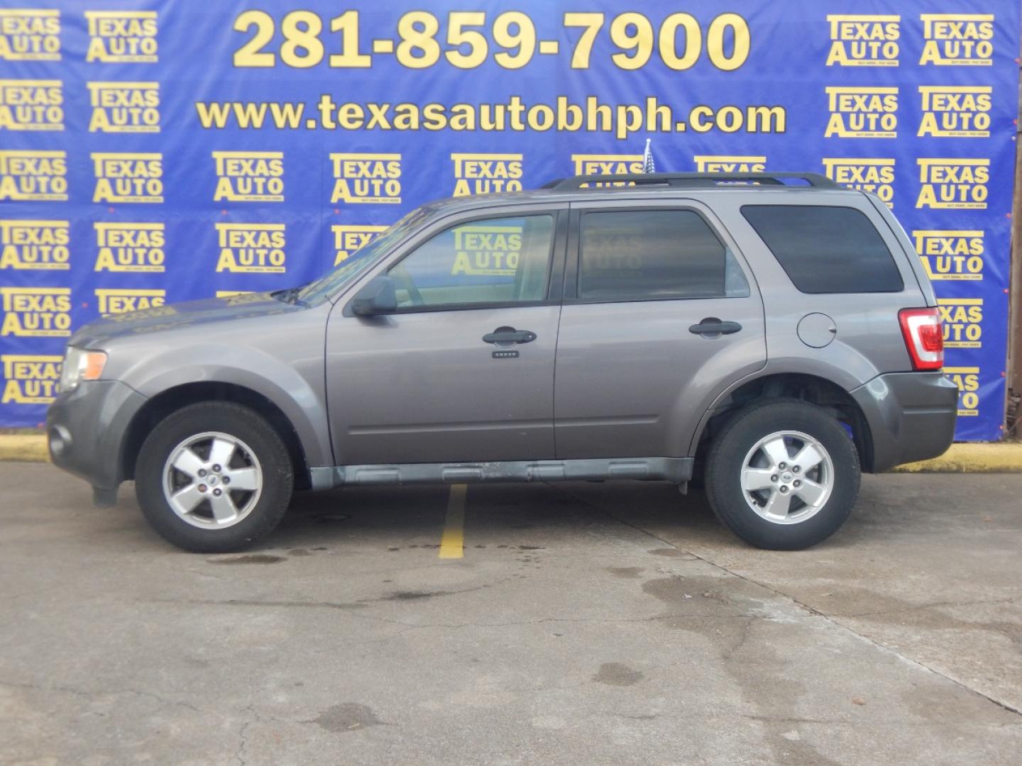 2010 GRAY FORD ESCAPE XLT FWD (1FMCU0DG0AK) with an 3.0L V6 DOHC 24V engine, 6-SPEED AUTOMATIC transmission, located at 16710 Clay Rd., Houston, TX, 77084, (281) 859-7900, 0.000000, 0.000000 - Low Donw. Low Payments. - Photo#0