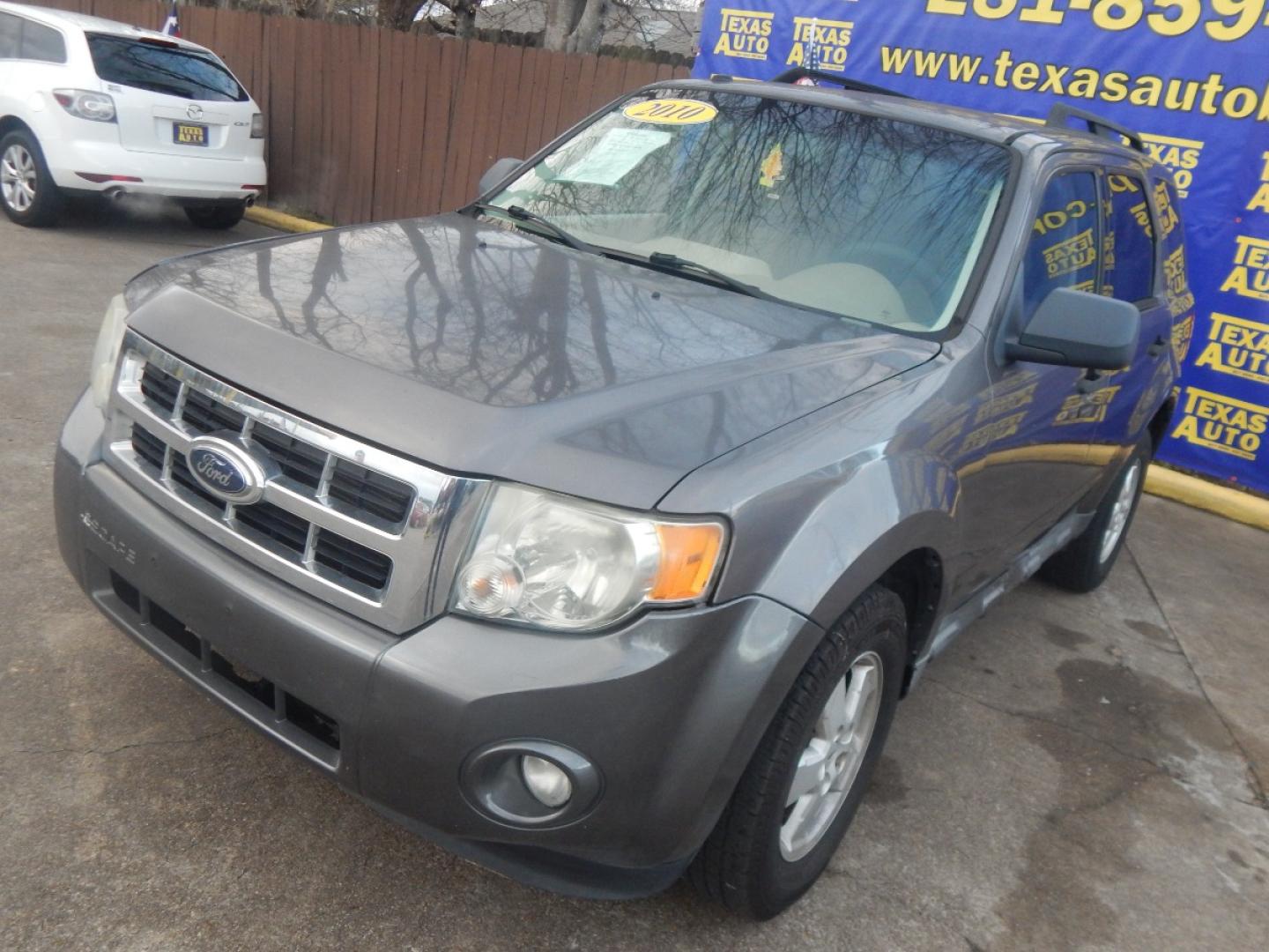 2010 GRAY FORD ESCAPE XLT FWD (1FMCU0DG0AK) with an 3.0L V6 DOHC 24V engine, 6-SPEED AUTOMATIC transmission, located at 16710 Clay Rd., Houston, TX, 77084, (281) 859-7900, 0.000000, 0.000000 - Low Donw. Low Payments. - Photo#2