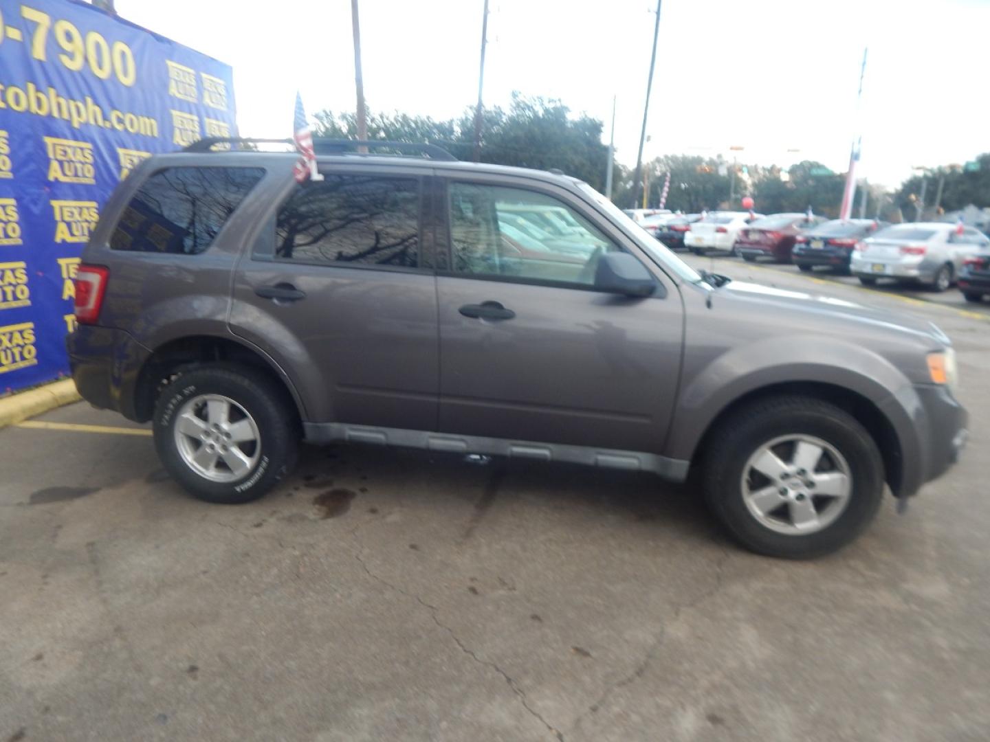 2010 GRAY FORD ESCAPE XLT FWD (1FMCU0DG0AK) with an 3.0L V6 DOHC 24V engine, 6-SPEED AUTOMATIC transmission, located at 16710 Clay Rd., Houston, TX, 77084, (281) 859-7900, 0.000000, 0.000000 - Low Donw. Low Payments. - Photo#4