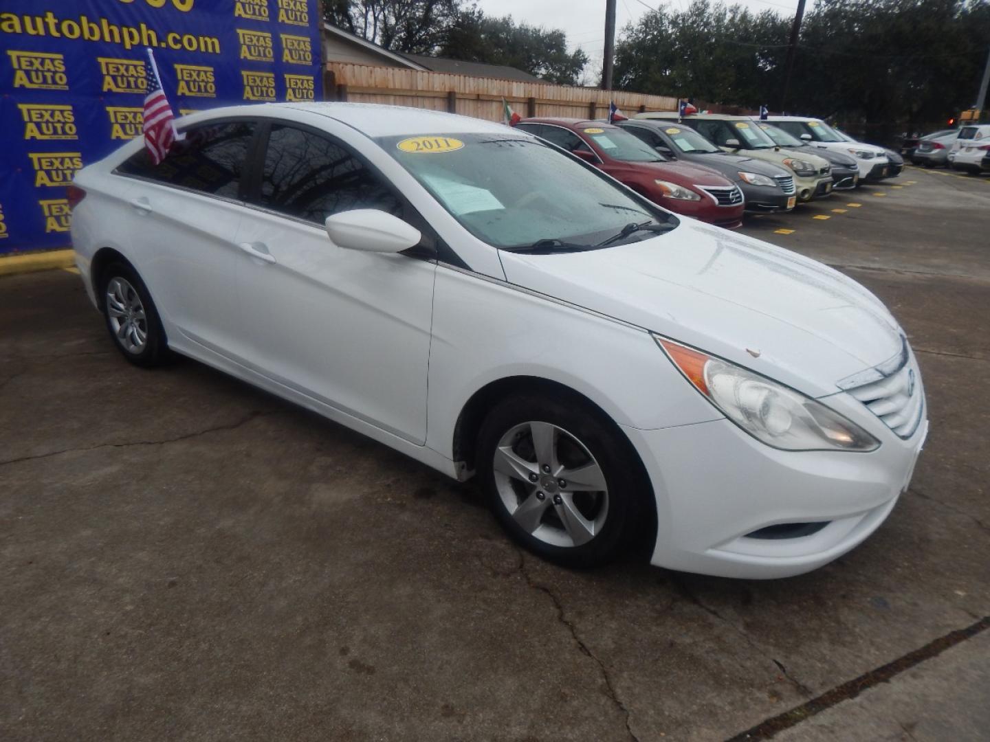 2011 WHITE Hyundai Sonata GLS Auto (5NPEB4AC7BH) with an 2.4L L4 DOHC 16V engine, 5-Speed Automatic transmission, located at 16710 Clay Rd., Houston, TX, 77084, (281) 859-7900, 0.000000, 0.000000 - Low Donw. Low Payments. - Photo#3