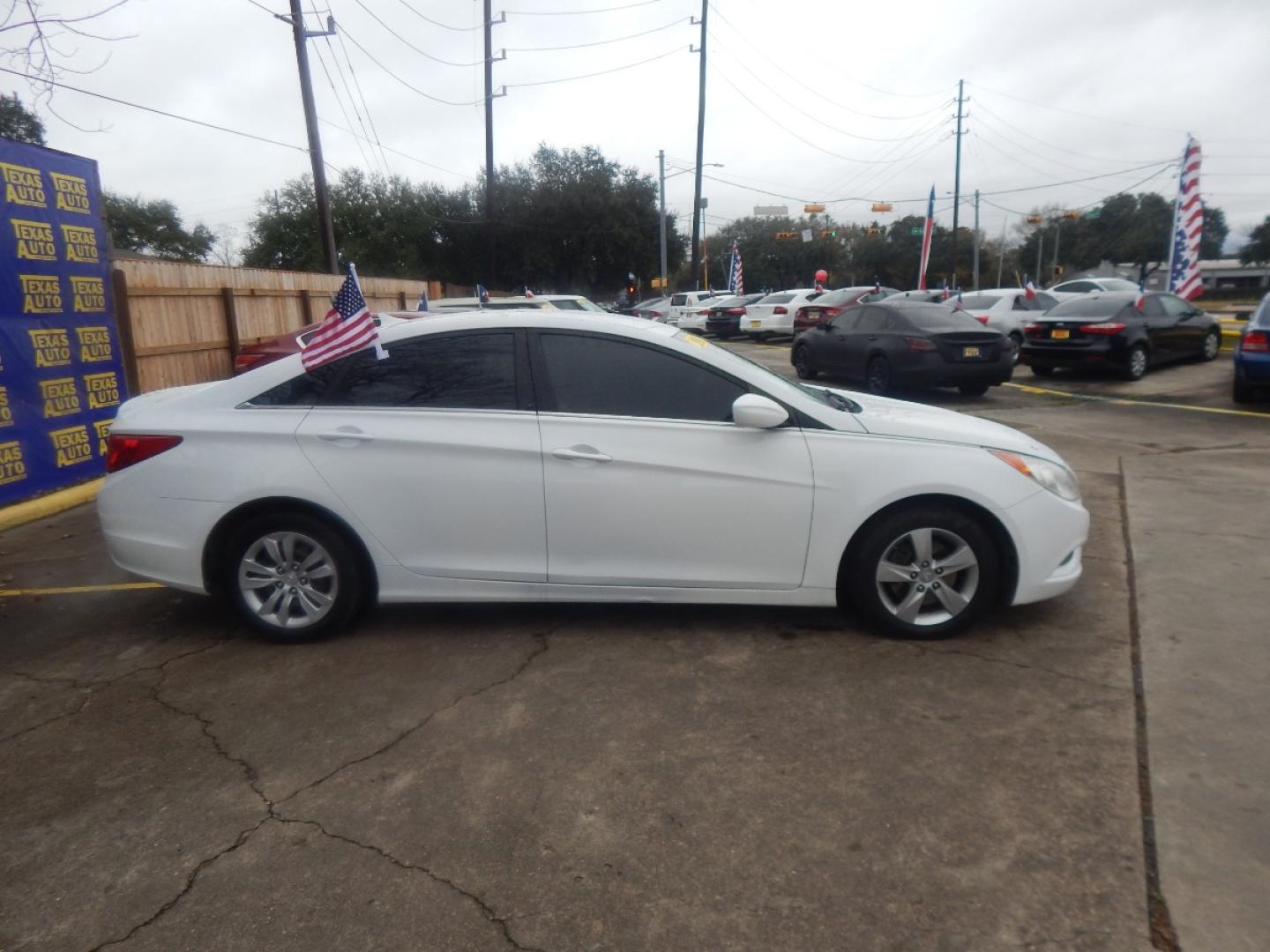 2011 WHITE Hyundai Sonata GLS Auto (5NPEB4AC7BH) with an 2.4L L4 DOHC 16V engine, 5-Speed Automatic transmission, located at 16710 Clay Rd., Houston, TX, 77084, (281) 859-7900, 0.000000, 0.000000 - Low Donw. Low Payments. - Photo#4