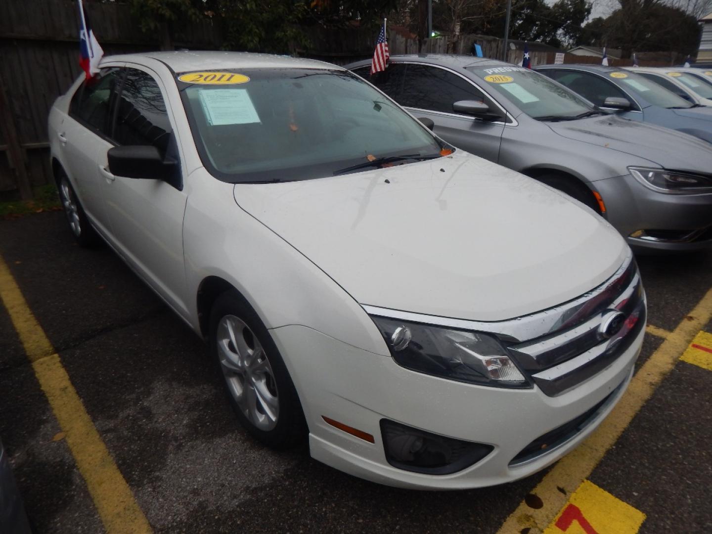 2011 Ford Fusion I4 S (3FAHP0GA1BR) with an 2.5L L4 DOHC 16V engine, located at 16710 Clay Rd., Houston, TX, 77084, (281) 859-7900, 0.000000, 0.000000 - Low Donw. Low Payments. - Photo#2