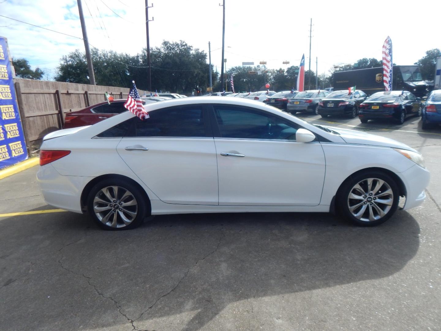 2013 WHITE Hyundai Sonata Limited Auto (5NPEC4ACXDH) with an 2.4L L4 DOHC 16V engine, 6-Speed Automatic transmission, located at 16710 Clay Rd., Houston, TX, 77084, (281) 859-7900, 0.000000, 0.000000 - Low Donw. Low Payments. - Photo#4