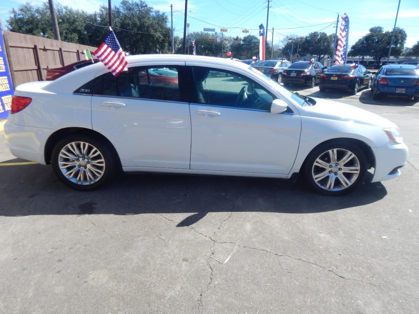 2013 WHITE Chrysler 200 Touring (1C3CCBBG6DN) with an 3.6L V6 DOHC 24V FFV engine, 6-Speed Automatic transmission, located at 16710 Clay Rd., Houston, TX, 77084, (281) 859-7900, 0.000000, 0.000000 - Low Donw. Low Payments. - Photo#4