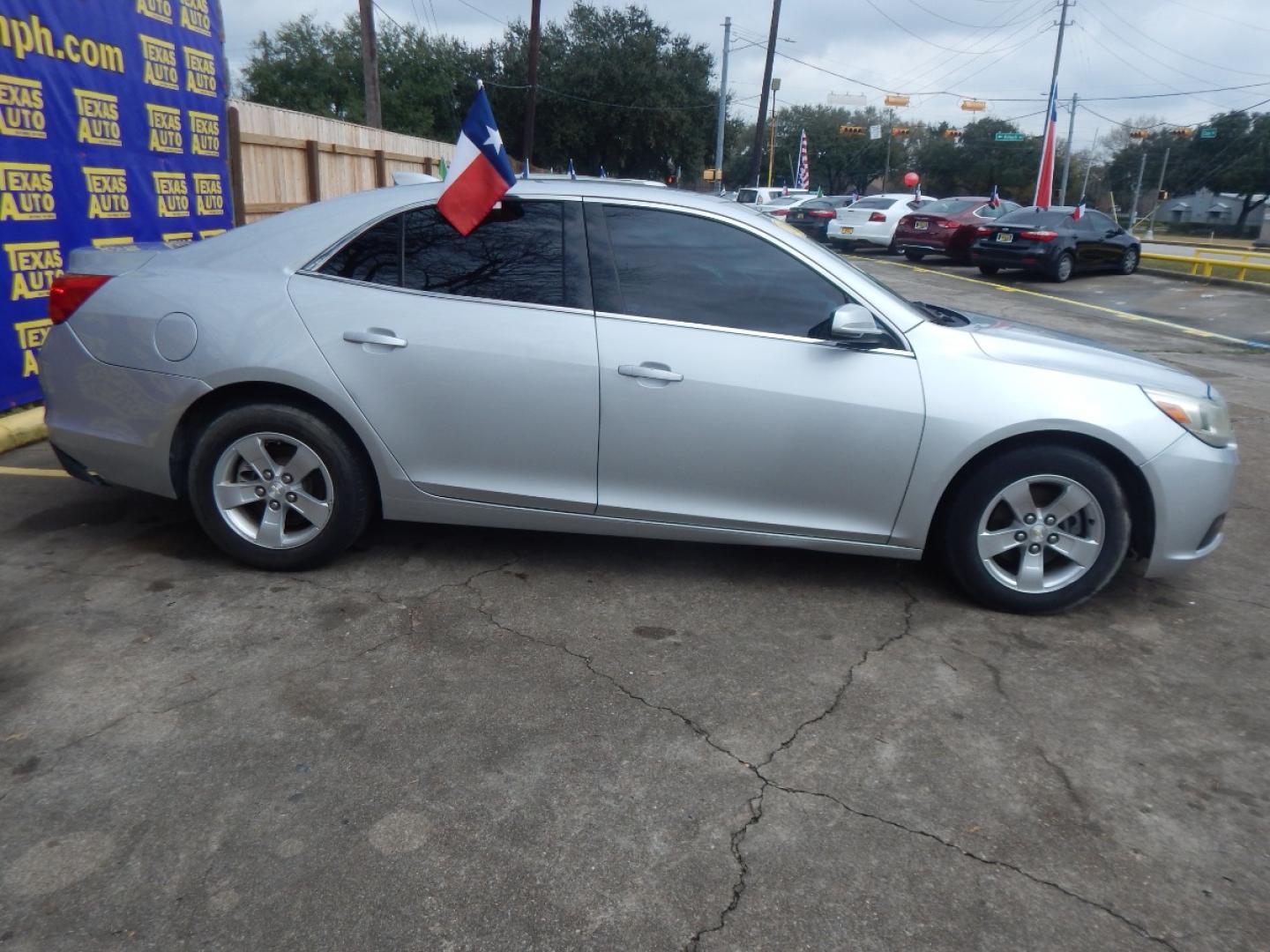 2016 SILVER CHEVROLET MALIBU LIMITED 1LT (1G11C5SAXGF) with an 2.5L L4 DOHC 16V engine, 6-SPEED AUTOMATIC transmission, located at 16710 Clay Rd., Houston, TX, 77084, (281) 859-7900, 0.000000, 0.000000 - Low Donw. Low Payments. - Photo#4