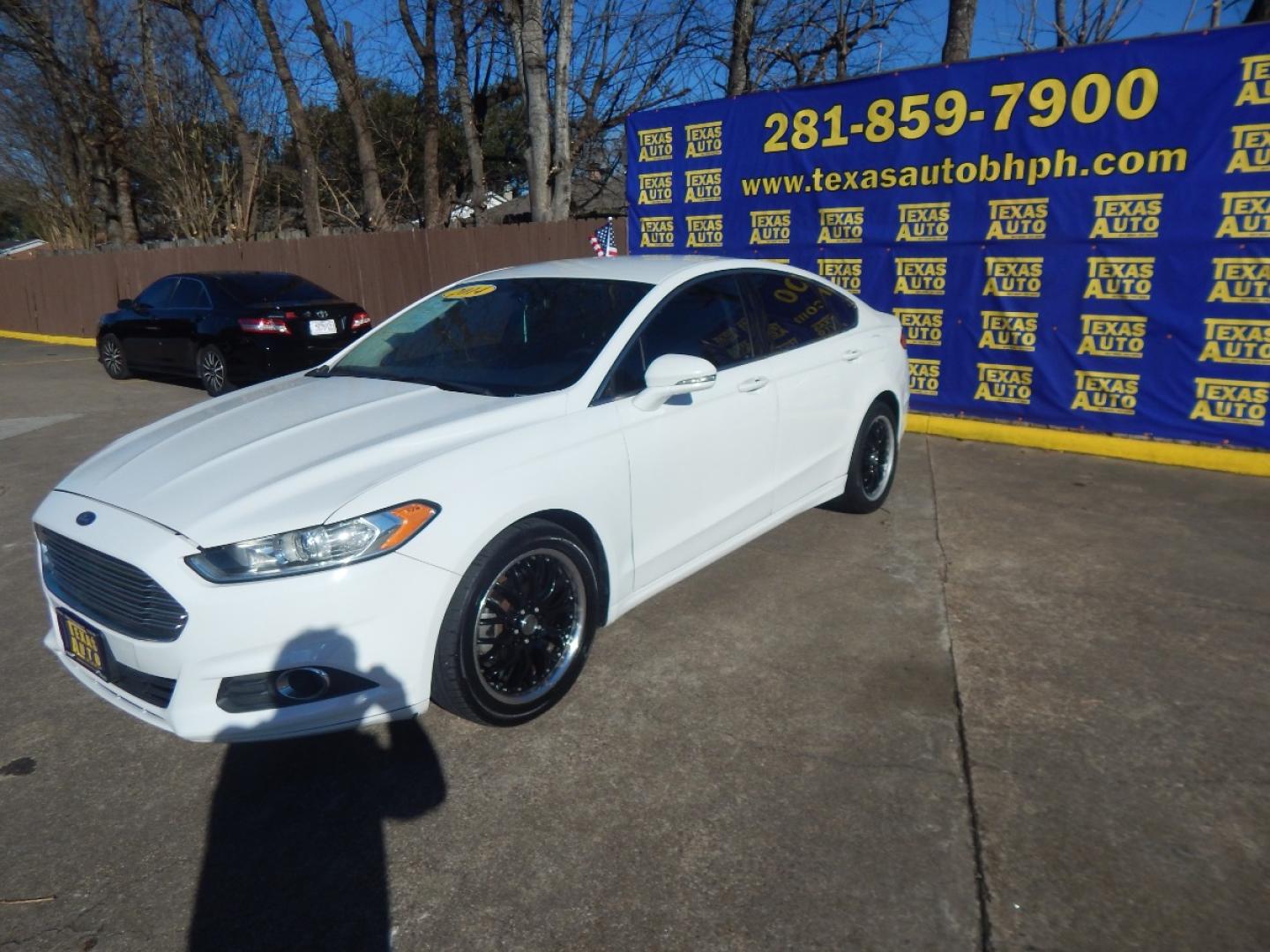 2014 WHITE Ford Fusion SE (3FA6P0H98ER) with an 2.0L L4 DOHC 16V engine, located at 16710 Clay Rd., Houston, TX, 77084, (281) 859-7900, 0.000000, 0.000000 - Low Donw. Low Payments. - Photo#2