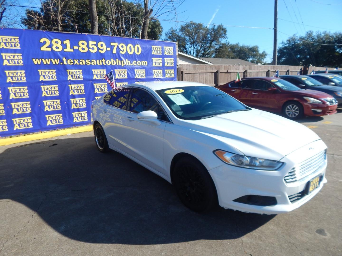 2014 WHITE Ford Fusion SE (3FA6P0H98ER) with an 2.0L L4 DOHC 16V engine, located at 16710 Clay Rd., Houston, TX, 77084, (281) 859-7900, 0.000000, 0.000000 - Low Donw. Low Payments. - Photo#3