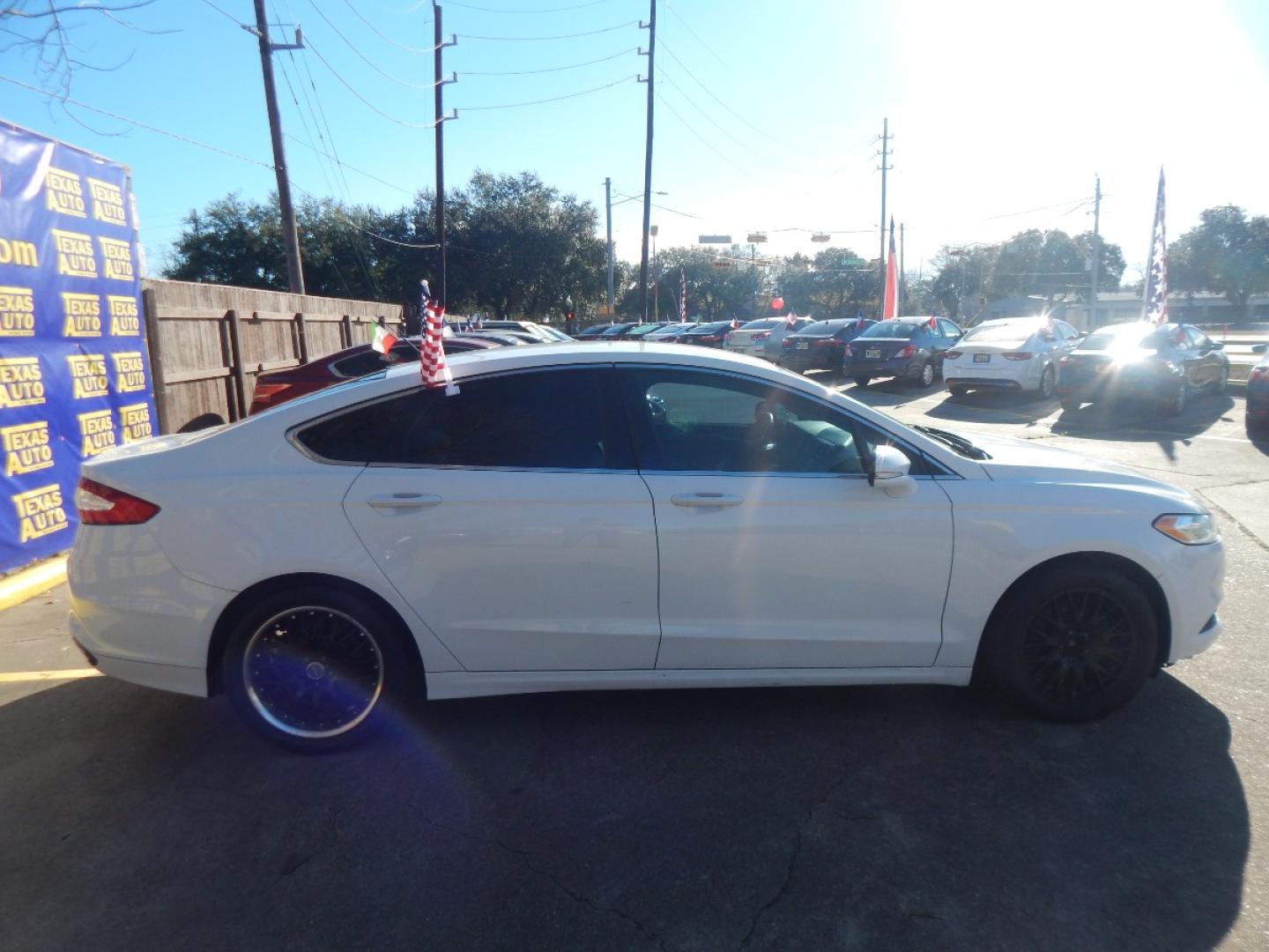 2014 WHITE Ford Fusion SE (3FA6P0H98ER) with an 2.0L L4 DOHC 16V engine, located at 16710 Clay Rd., Houston, TX, 77084, (281) 859-7900, 0.000000, 0.000000 - Low Donw. Low Payments. - Photo#4