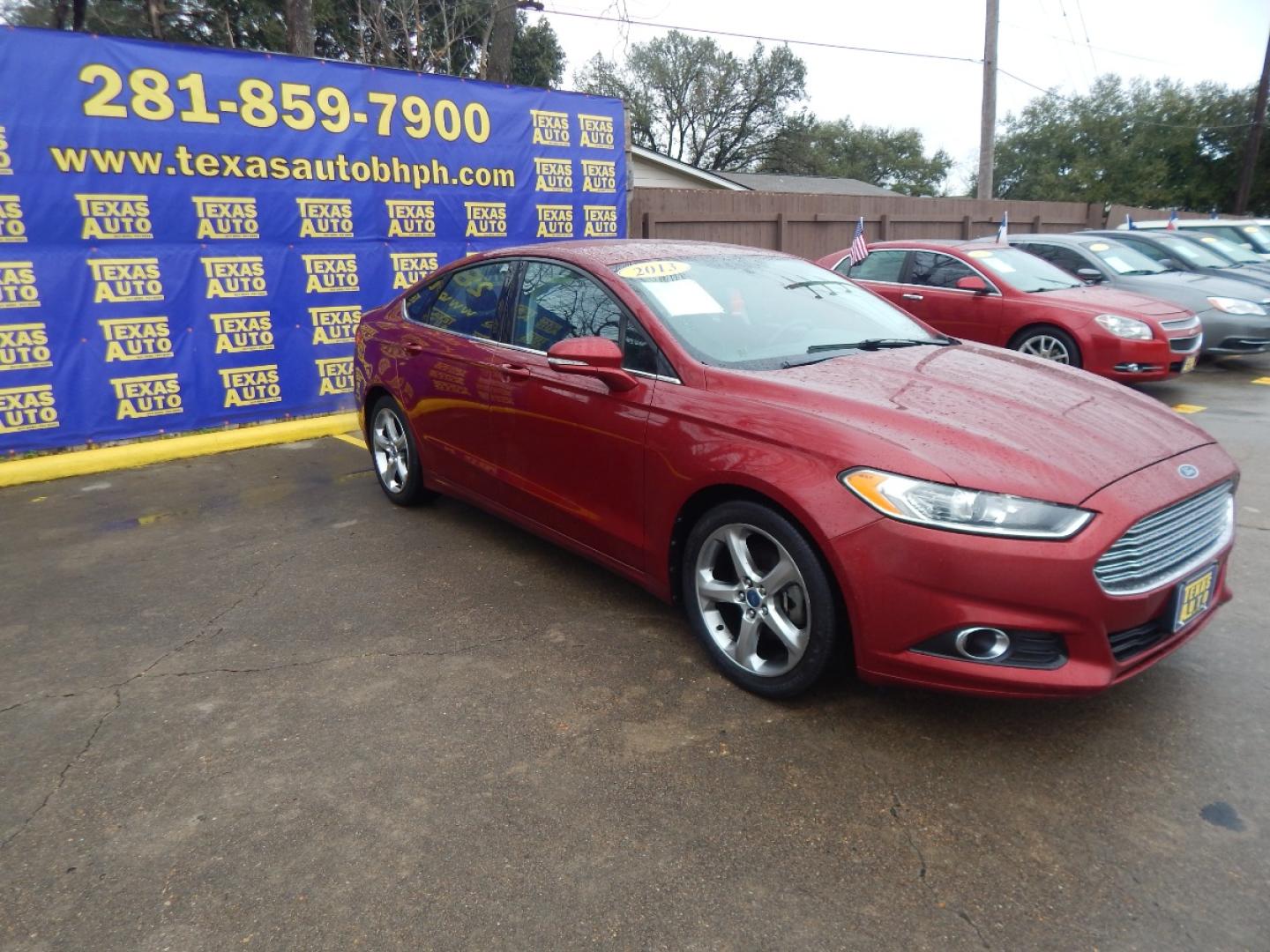 2013 RED Ford Fusion SE (3FA6P0HR6DR) with an 1.6L L4 DOHC 16V engine, located at 16710 Clay Rd., Houston, TX, 77084, (281) 859-7900, 0.000000, 0.000000 - Low Donw. Low Payments. - Photo#3