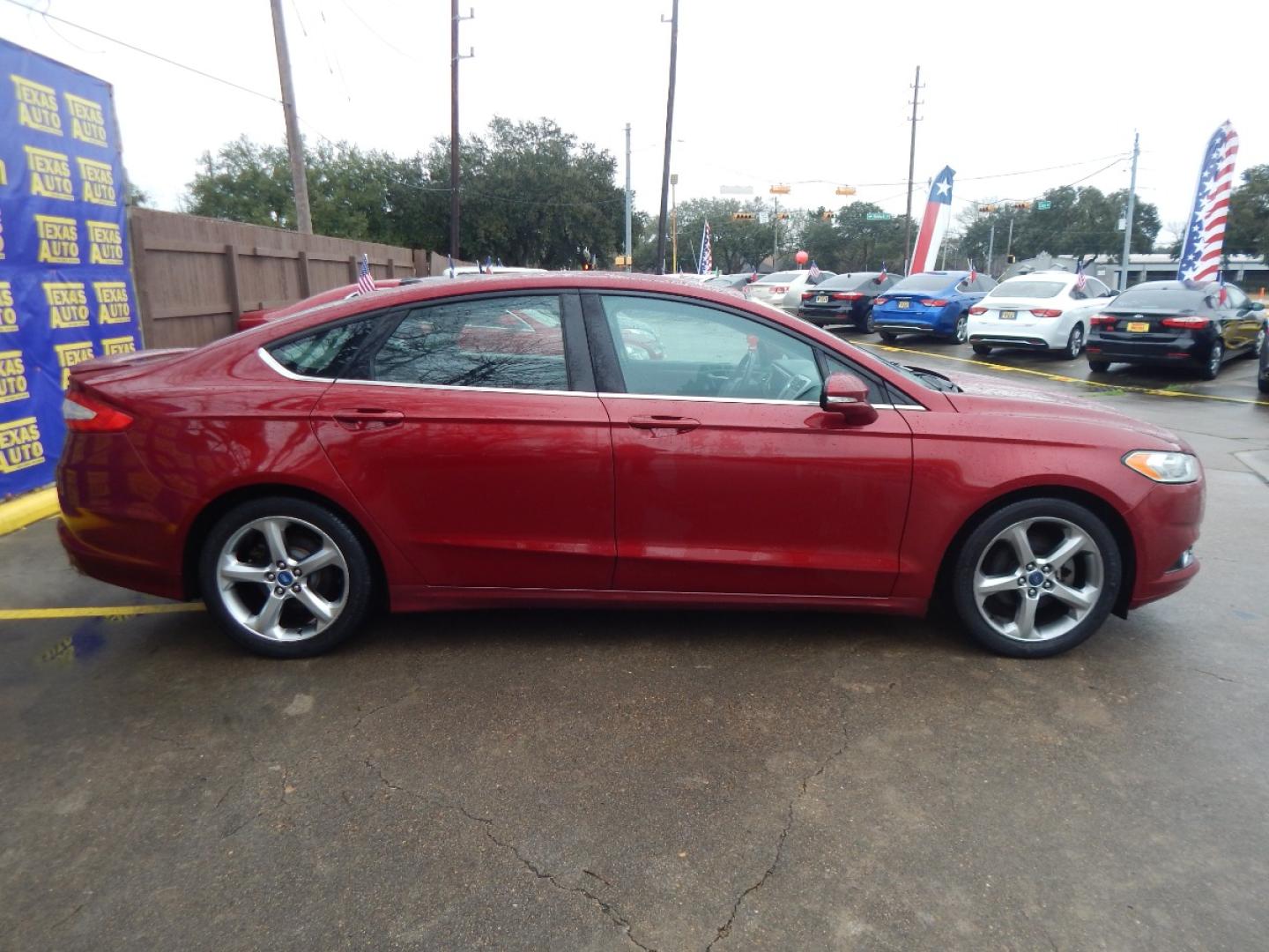 2013 RED Ford Fusion SE (3FA6P0HR6DR) with an 1.6L L4 DOHC 16V engine, located at 16710 Clay Rd., Houston, TX, 77084, (281) 859-7900, 0.000000, 0.000000 - Low Donw. Low Payments. - Photo#4