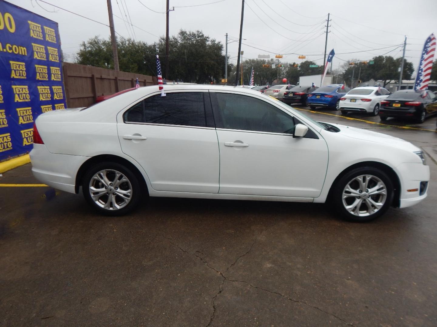 2012 WHITE Ford Fusion SE (3FAHP0HA5CR) with an 2.5L L4 DOHC 16V engine, located at 16710 Clay Rd., Houston, TX, 77084, (281) 859-7900, 0.000000, 0.000000 - Low Donw. Low Payments. - Photo#4