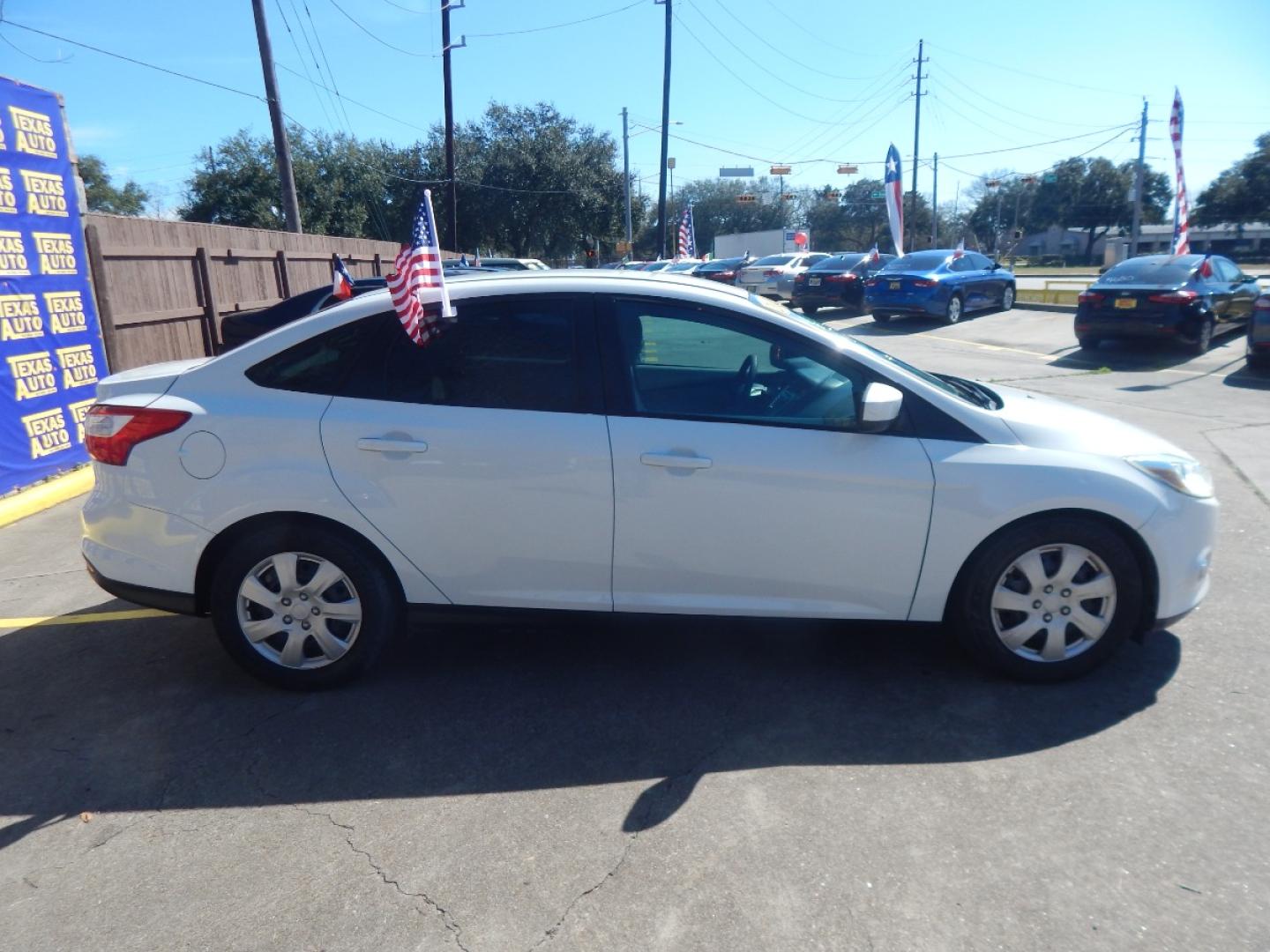 2012 WHITE Ford Focus SE Sedan (1FAHP3F26CL) with an 2.0L L4 DOHC 16V engine, located at 16710 Clay Rd., Houston, TX, 77084, (281) 859-7900, 0.000000, 0.000000 - Low Down. Low Payments. - Photo#4