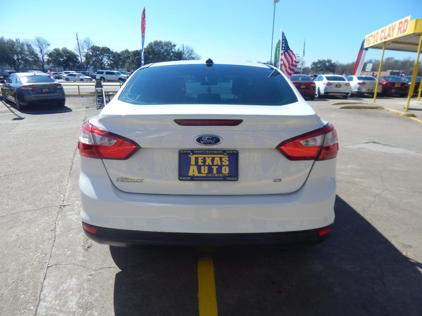 2012 WHITE Ford Focus SE Sedan (1FAHP3F26CL) with an 2.0L L4 DOHC 16V engine, located at 16710 Clay Rd., Houston, TX, 77084, (281) 859-7900, 0.000000, 0.000000 - Low Down. Low Payments. - Photo#5