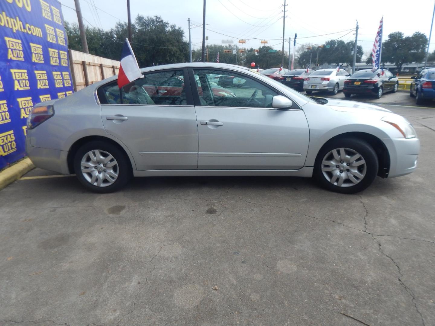 2012 SILVER NISSAN ALTIMA 2.5 S (1N4AL2APXCC) with an 2.5L L4 DOHC 16V engine, CVT OR 6-SPEED MANUAL transmission, located at 16710 Clay Rd., Houston, TX, 77084, (281) 859-7900, 0.000000, 0.000000 - Low Donw. Low Payments. - Photo#4