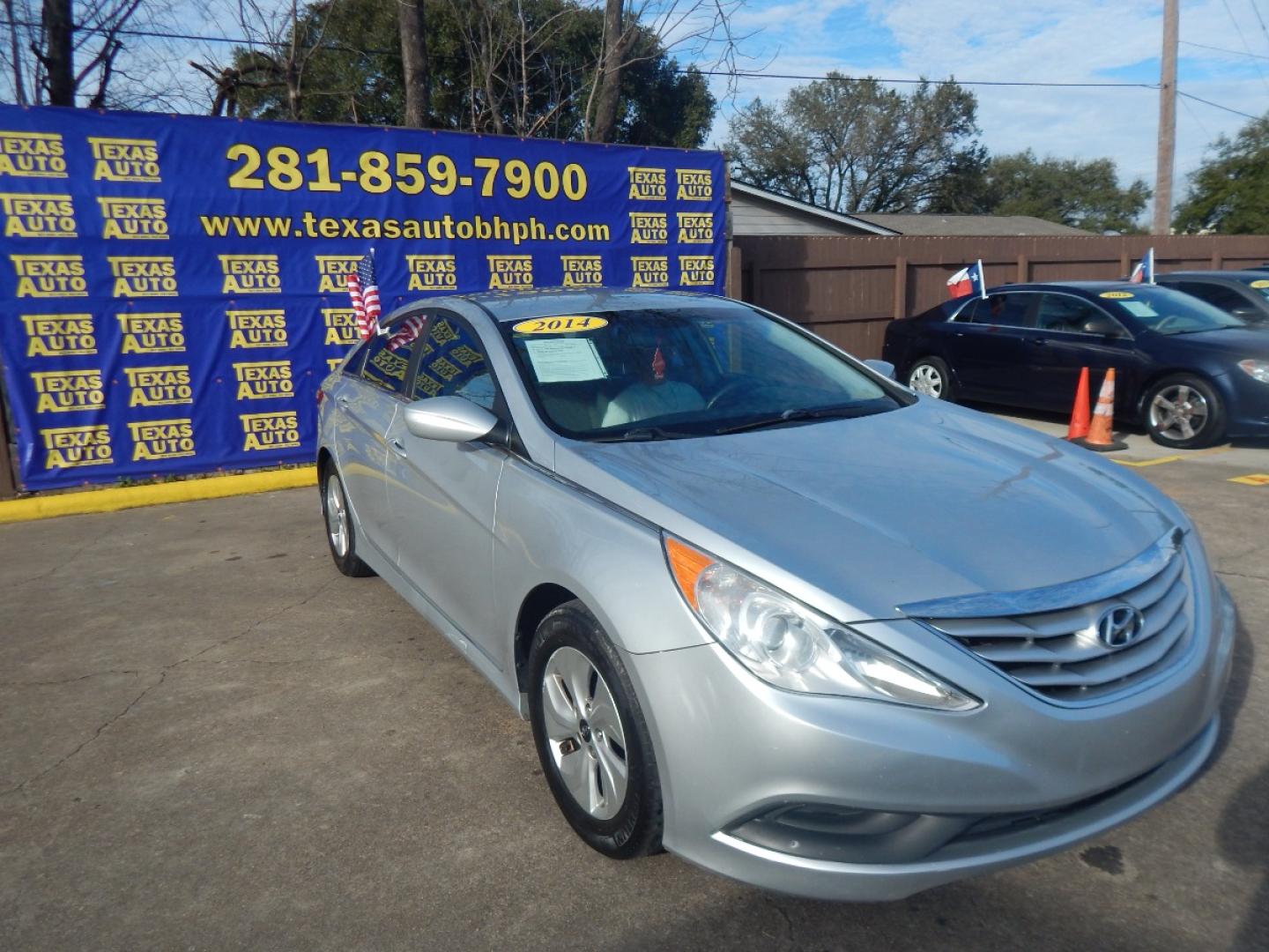 2014 GRAY Hyundai Sonata GLS (5NPEB4AC3EH) with an 2.4L L4 DOHC 16V engine, 6-Speed Automatic transmission, located at 16710 Clay Rd., Houston, TX, 77084, (281) 859-7900, 0.000000, 0.000000 - Low Down. Low Payments. - Photo#3