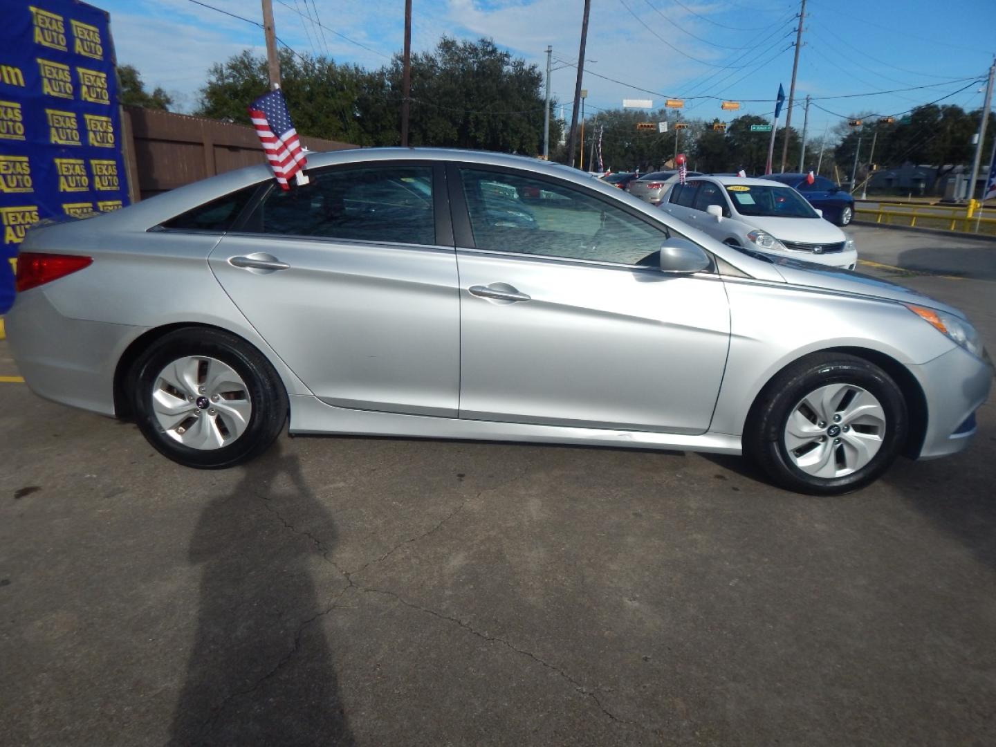 2014 GRAY Hyundai Sonata GLS (5NPEB4AC3EH) with an 2.4L L4 DOHC 16V engine, 6-Speed Automatic transmission, located at 16710 Clay Rd., Houston, TX, 77084, (281) 859-7900, 0.000000, 0.000000 - Low Down. Low Payments. - Photo#4