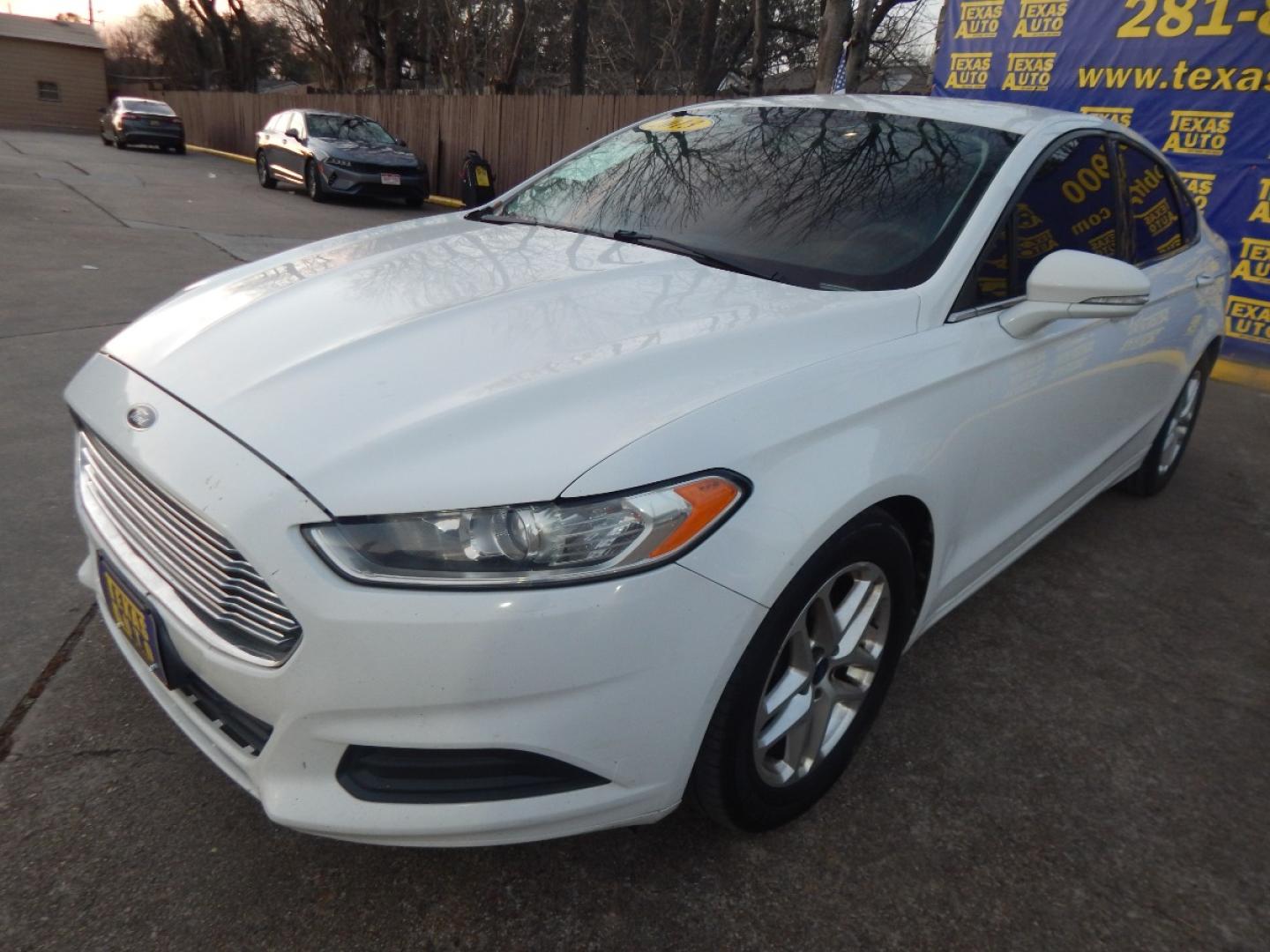 2013 WHITE Ford Fusion SE (3FA6P0H78DR) with an 2.5L L4 DOHC 16V engine, located at 16710 Clay Rd., Houston, TX, 77084, (281) 859-7900, 0.000000, 0.000000 - Cash. - Photo#1