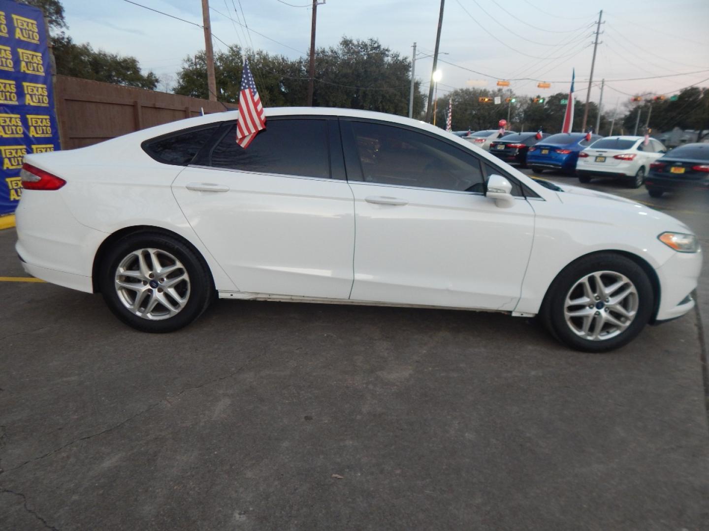 2013 WHITE Ford Fusion SE (3FA6P0H78DR) with an 2.5L L4 DOHC 16V engine, located at 16710 Clay Rd., Houston, TX, 77084, (281) 859-7900, 0.000000, 0.000000 - Cash. - Photo#4