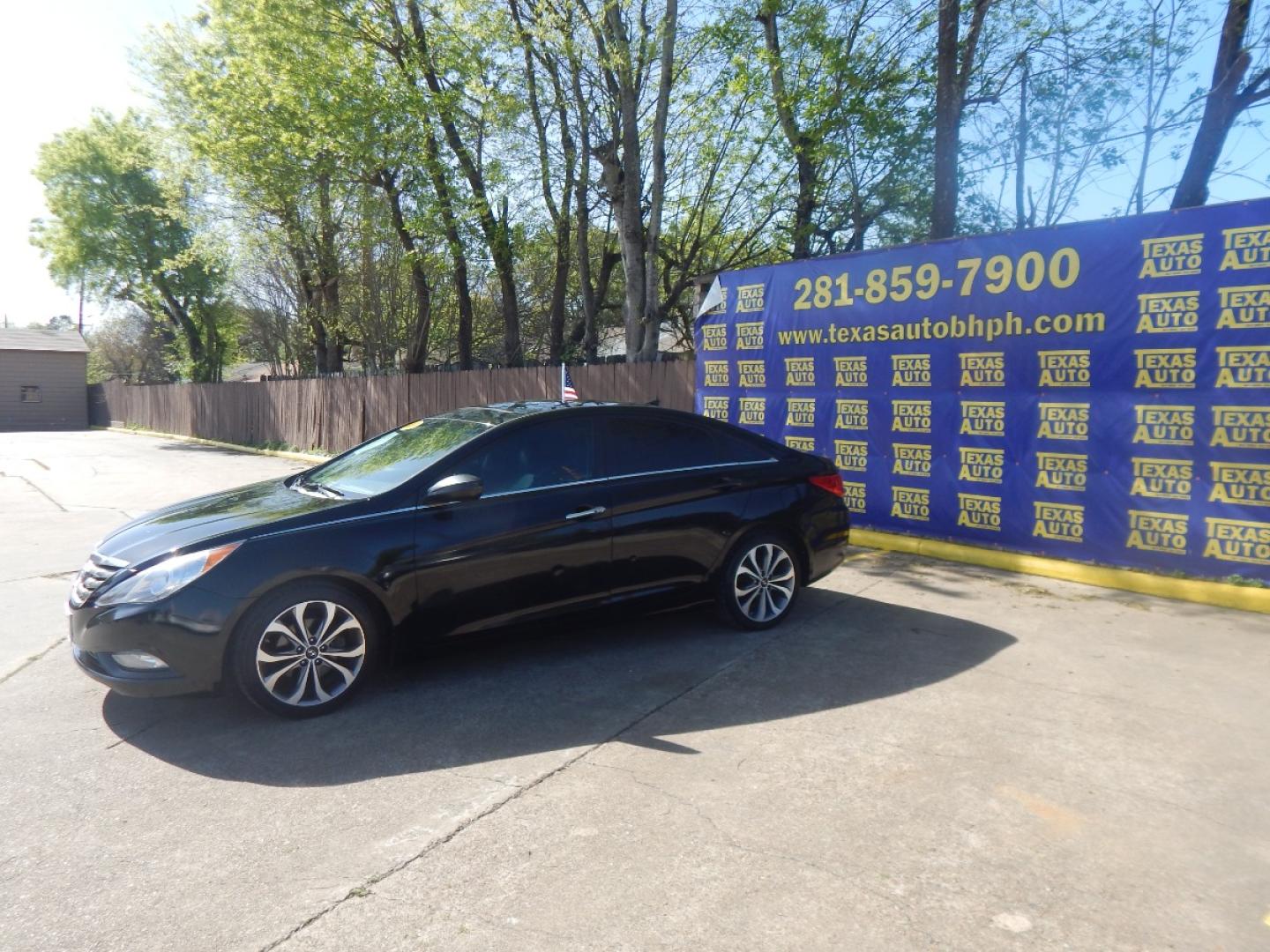 2013 Hyundai Sonata SE Auto (5NPEC4ABXDH) with an 2.0L L4 DOHC 16V engine, 6-Speed Automatic transmission, located at 16710 Clay Rd., Houston, TX, 77084, (281) 859-7900, 0.000000, 0.000000 - Low Down. Low Payments. - Photo#2