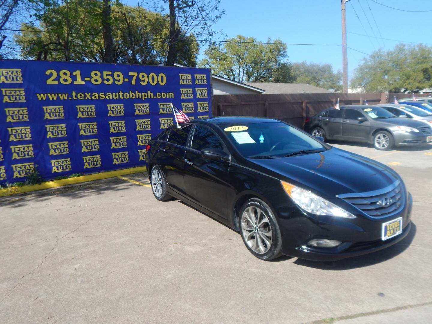 2013 Hyundai Sonata SE Auto (5NPEC4ABXDH) with an 2.0L L4 DOHC 16V engine, 6-Speed Automatic transmission, located at 16710 Clay Rd., Houston, TX, 77084, (281) 859-7900, 0.000000, 0.000000 - Low Down. Low Payments. - Photo#3