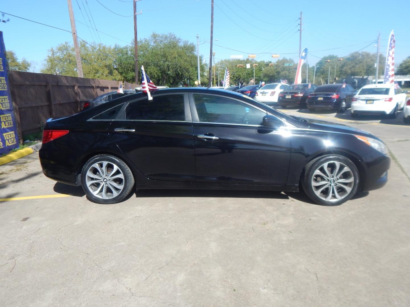 2013 Hyundai Sonata SE Auto (5NPEC4ABXDH) with an 2.0L L4 DOHC 16V engine, 6-Speed Automatic transmission, located at 16710 Clay Rd., Houston, TX, 77084, (281) 859-7900, 0.000000, 0.000000 - Low Down. Low Payments. - Photo#4