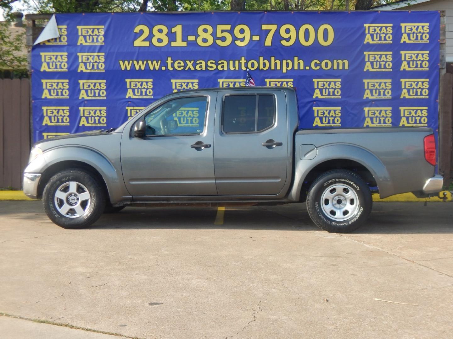 2006 GRAY Nissan Frontier LE Crew Cab 2WD (1N6AD07U76C) with an 4.0L V6 DOHC 24V engine, 5-Speed Automatic Overdrive transmission, located at 16710 Clay Rd., Houston, TX, 77084, (281) 859-7900, 0.000000, 0.000000 - Cash. - Photo#0