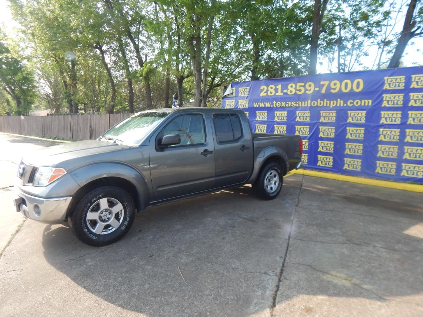 2006 GRAY Nissan Frontier LE Crew Cab 2WD (1N6AD07U76C) with an 4.0L V6 DOHC 24V engine, 5-Speed Automatic Overdrive transmission, located at 16710 Clay Rd., Houston, TX, 77084, (281) 859-7900, 0.000000, 0.000000 - Cash. - Photo#2