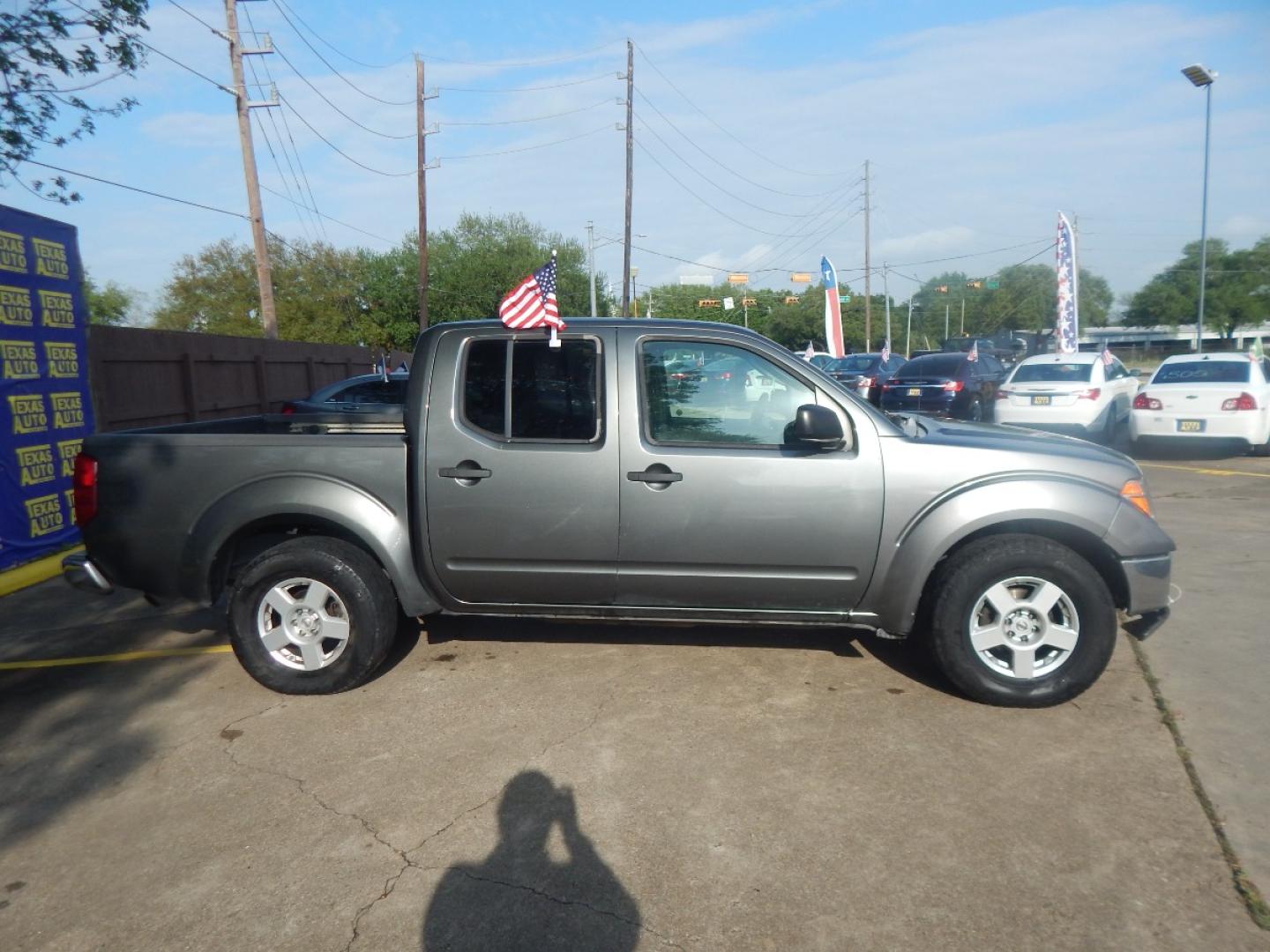 2006 GRAY Nissan Frontier LE Crew Cab 2WD (1N6AD07U76C) with an 4.0L V6 DOHC 24V engine, 5-Speed Automatic Overdrive transmission, located at 16710 Clay Rd., Houston, TX, 77084, (281) 859-7900, 0.000000, 0.000000 - Cash. - Photo#4