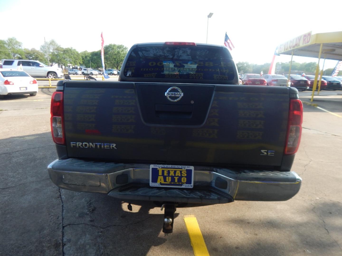 2006 GRAY Nissan Frontier LE Crew Cab 2WD (1N6AD07U76C) with an 4.0L V6 DOHC 24V engine, 5-Speed Automatic Overdrive transmission, located at 16710 Clay Rd., Houston, TX, 77084, (281) 859-7900, 0.000000, 0.000000 - Cash. - Photo#5