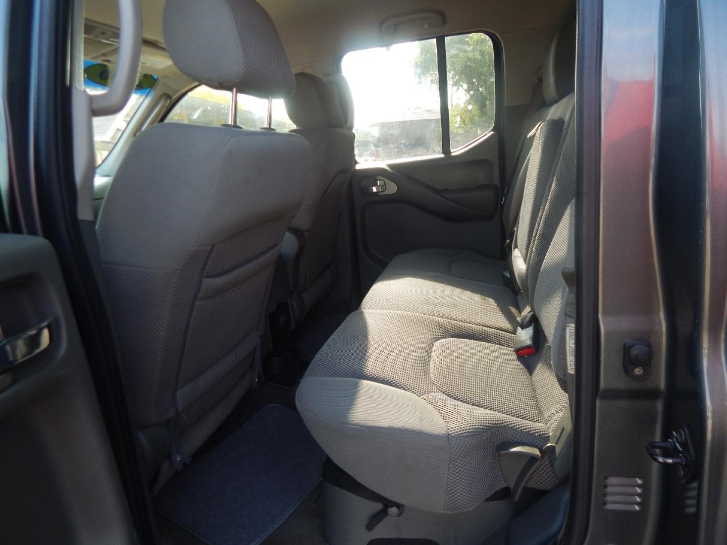 2006 GRAY Nissan Frontier LE Crew Cab 2WD (1N6AD07U76C) with an 4.0L V6 DOHC 24V engine, 5-Speed Automatic Overdrive transmission, located at 16710 Clay Rd., Houston, TX, 77084, (281) 859-7900, 0.000000, 0.000000 - Cash. - Photo#7