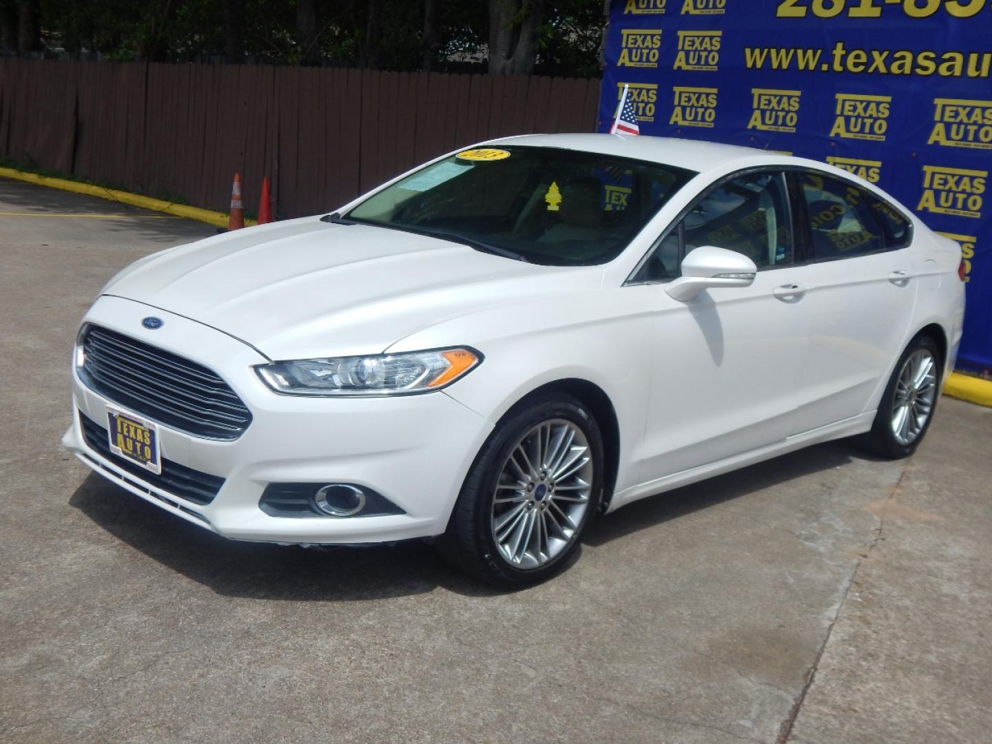 2013 WHITE Ford Fusion SE (3FA6P0HR8DR) with an 1.6L L4 DOHC 16V engine, located at 16710 Clay Rd., Houston, TX, 77084, (281) 859-7900, 0.000000, 0.000000 - Low Down. Low Payments. - Photo#2