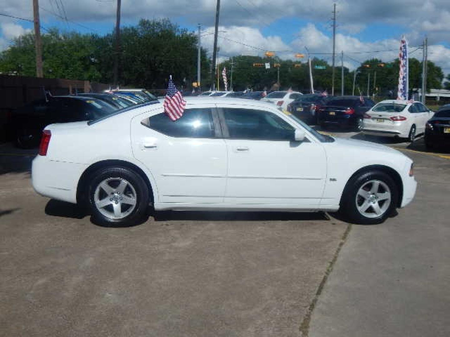 2010 WHITE Dodge Charger SXT (2B3CA3CV6AH) with an 3.5L V6 SOHC 24V engine, 5-Speed Automatic transmission, located at 16710 Clay Rd., Houston, TX, 77084, (281) 859-7900, 0.000000, 0.000000 - Cash. - Photo#4