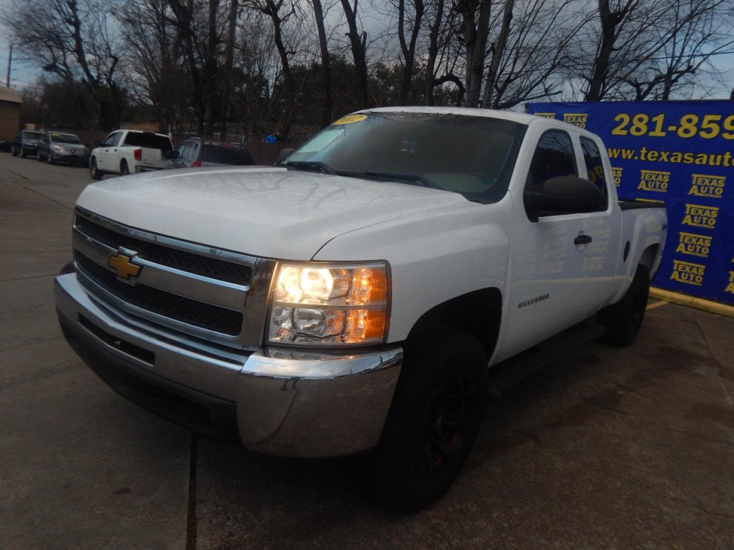 2012 WHITE CHEVROLET SILVERADO 1500 Work Truck Ext. Cab 4WD (1GCRKPEA6CZ) with an 4.8L V8 OHV 16V engine, 4-SPEED AUTOMATIC transmission, located at 16710 Clay Rd., Houston, TX, 77084, (281) 859-7900, 0.000000, 0.000000 - Low Donw. Low Payments. - Photo#2