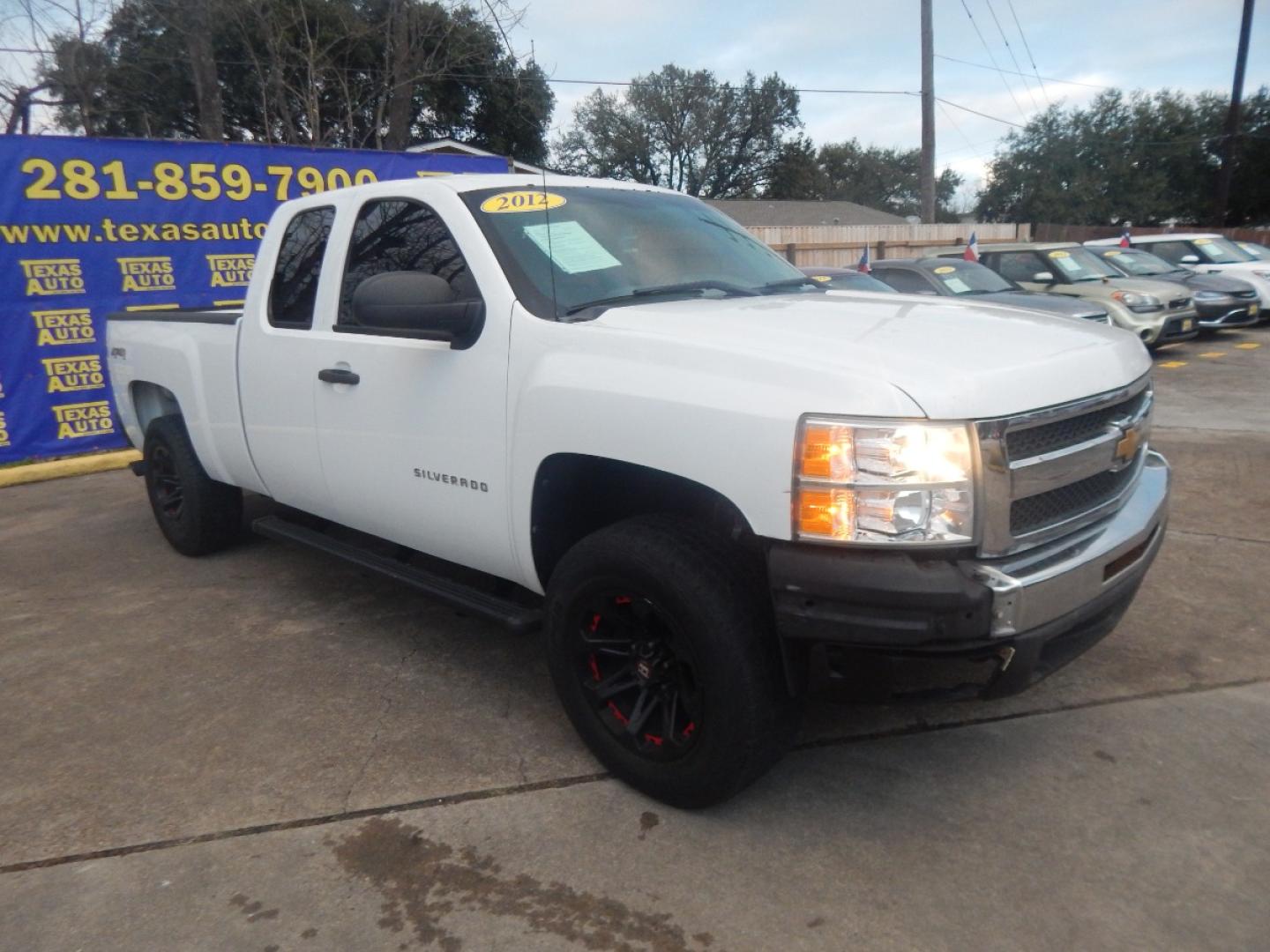 2012 WHITE CHEVROLET SILVERADO 1500 Work Truck Ext. Cab 4WD (1GCRKPEA6CZ) with an 4.8L V8 OHV 16V engine, 4-SPEED AUTOMATIC transmission, located at 16710 Clay Rd., Houston, TX, 77084, (281) 859-7900, 0.000000, 0.000000 - Low Donw. Low Payments. - Photo#3