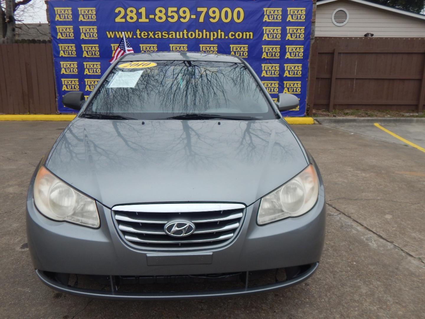 2010 GRAY HYUNDAI ELANTRA SE (KMHDU4AD5AU) with an 2.0L L4 DOHC 16V engine, 4-SPEED AUTOMATIC OR 5-SPEED MANUAL transmission, located at 16710 Clay Rd., Houston, TX, 77084, (281) 859-7900, 0.000000, 0.000000 - Low Donw. Low Payments. - Photo#1