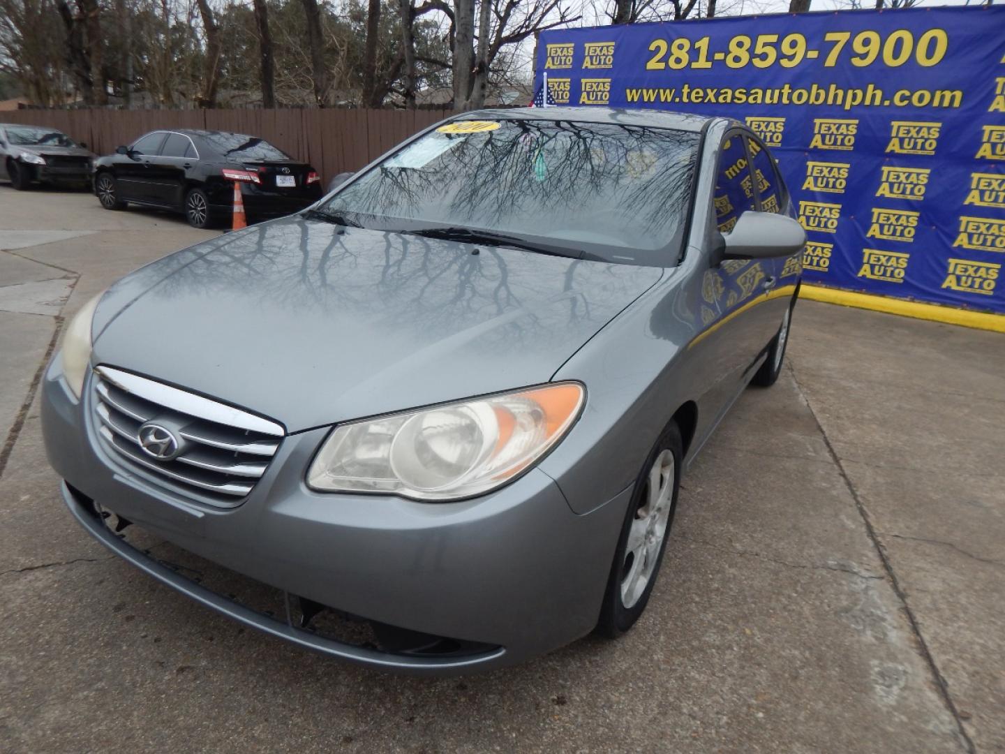 2010 GRAY HYUNDAI ELANTRA SE (KMHDU4AD5AU) with an 2.0L L4 DOHC 16V engine, 4-SPEED AUTOMATIC OR 5-SPEED MANUAL transmission, located at 16710 Clay Rd., Houston, TX, 77084, (281) 859-7900, 0.000000, 0.000000 - Low Donw. Low Payments. - Photo#2