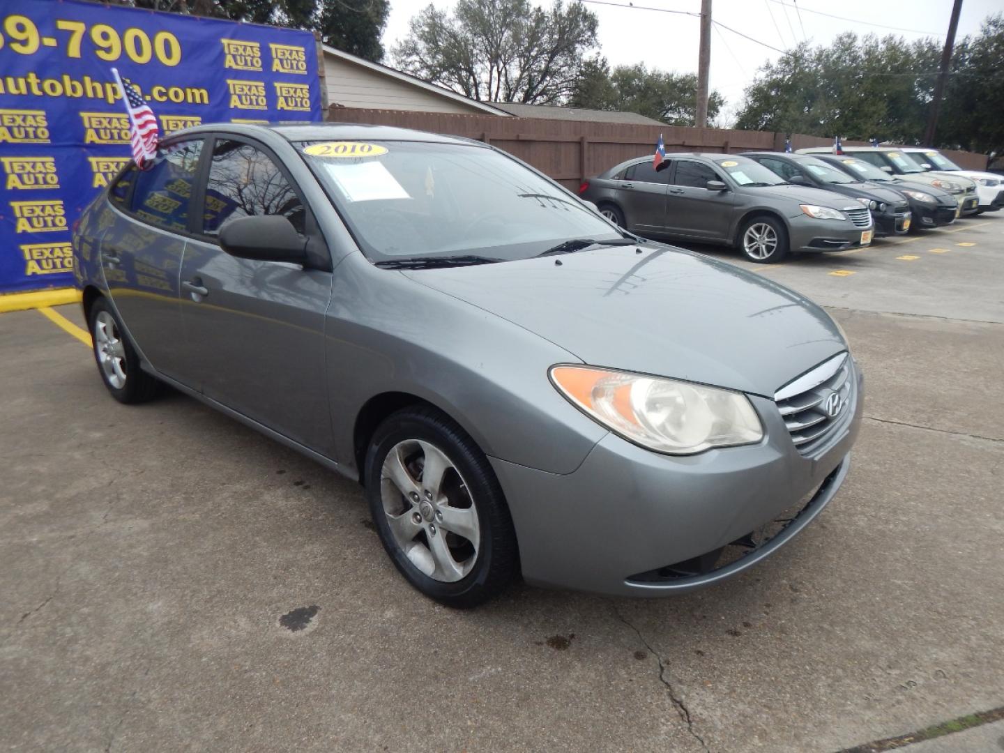 2010 GRAY HYUNDAI ELANTRA SE (KMHDU4AD5AU) with an 2.0L L4 DOHC 16V engine, 4-SPEED AUTOMATIC OR 5-SPEED MANUAL transmission, located at 16710 Clay Rd., Houston, TX, 77084, (281) 859-7900, 0.000000, 0.000000 - Low Donw. Low Payments. - Photo#3