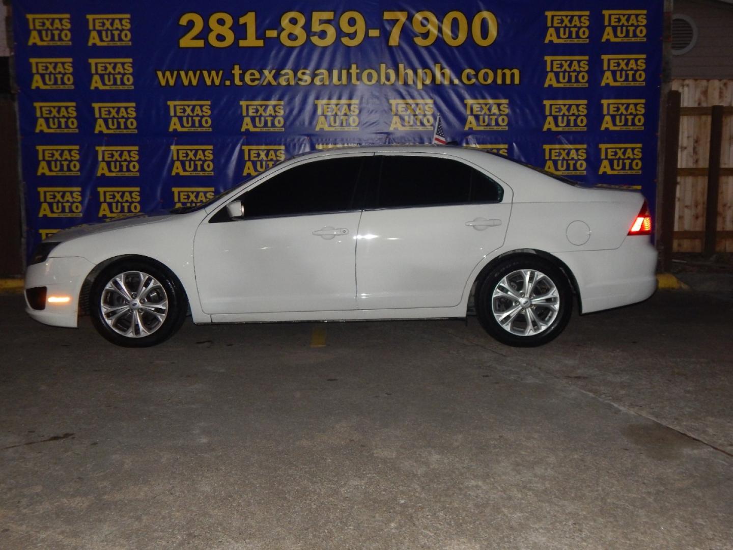 2012 WHITE FORD FUSION SE (3FAHP0HA2CR) with an 2.5L L4 DOHC 16V engine, 5-SPEED AUTOMATIC OR 5-SPEED MANUAL transmission, located at 16710 Clay Rd., Houston, TX, 77084, (281) 859-7900, 0.000000, 0.000000 - Low Donw. Low Payments - Photo#0