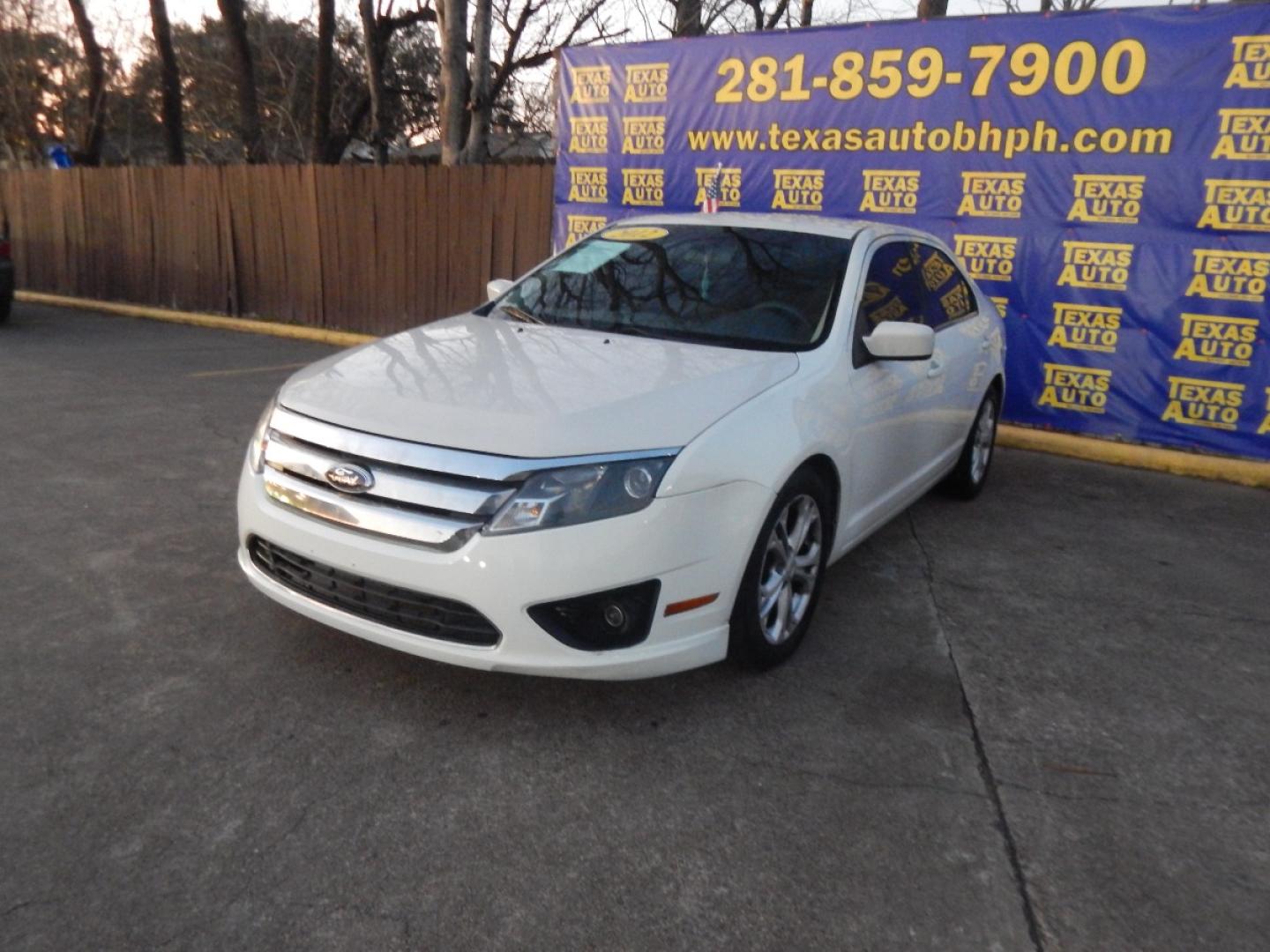 2012 WHITE FORD FUSION SE (3FAHP0HA2CR) with an 2.5L L4 DOHC 16V engine, 5-SPEED AUTOMATIC OR 5-SPEED MANUAL transmission, located at 16710 Clay Rd., Houston, TX, 77084, (281) 859-7900, 0.000000, 0.000000 - Low Donw. Low Payments - Photo#2