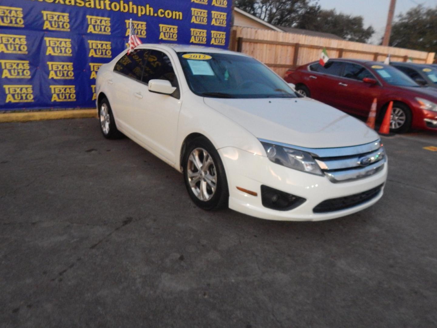 2012 WHITE FORD FUSION SE (3FAHP0HA2CR) with an 2.5L L4 DOHC 16V engine, 5-SPEED AUTOMATIC OR 5-SPEED MANUAL transmission, located at 16710 Clay Rd., Houston, TX, 77084, (281) 859-7900, 0.000000, 0.000000 - Low Donw. Low Payments - Photo#3