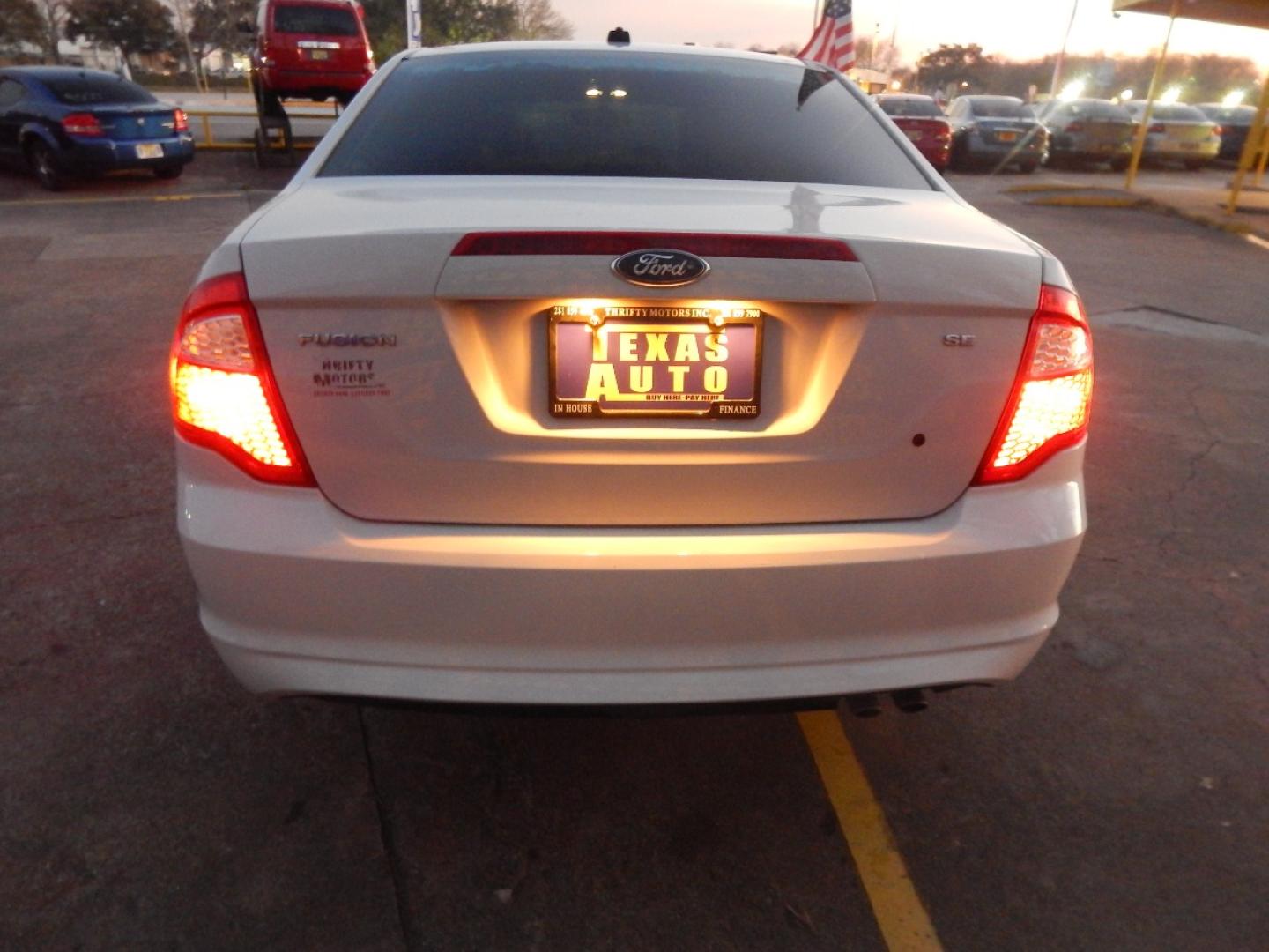 2012 WHITE FORD FUSION SE (3FAHP0HA2CR) with an 2.5L L4 DOHC 16V engine, 5-SPEED AUTOMATIC OR 5-SPEED MANUAL transmission, located at 16710 Clay Rd., Houston, TX, 77084, (281) 859-7900, 0.000000, 0.000000 - Low Donw. Low Payments - Photo#5