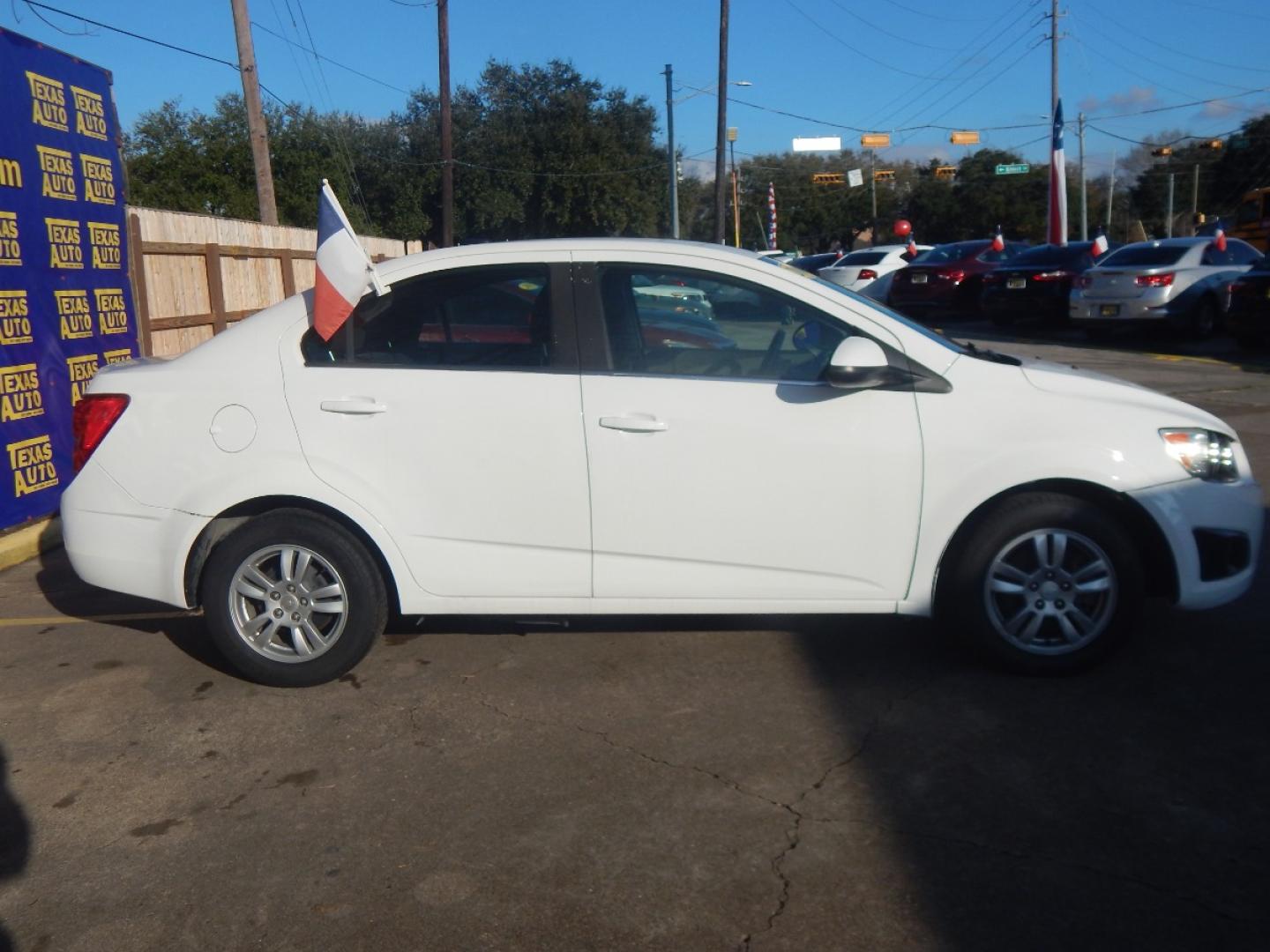 2014 WHITE CHEVROLET SONIC LT Auto Sedan (1G1JC5SH6E4) with an 1.8L L4 DOHC 24V engine, 6-SPEED AUTOMATIC transmission, located at 16710 Clay Rd., Houston, TX, 77084, (281) 859-7900, 0.000000, 0.000000 - Low Donw. Low Payments. - Photo#4