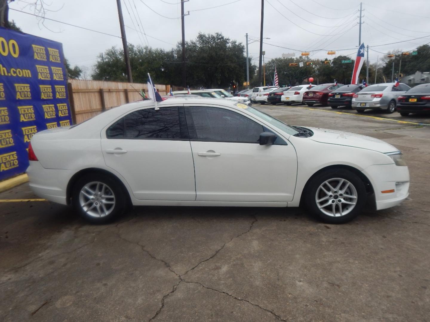 2012 WHITE FORD FUSION S (3FAHP0GA2CR) with an 2.5L L4 DOHC 16V engine, 5-SPEED AUTOMATIC OR 5-SPEED MANUAL transmission, located at 16710 Clay Rd., Houston, TX, 77084, (281) 859-7900, 0.000000, 0.000000 - Low Donw. Low Payments. - Photo#5