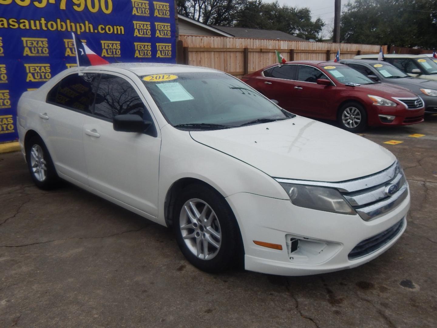 2012 WHITE FORD FUSION S (3FAHP0GA2CR) with an 2.5L L4 DOHC 16V engine, 5-SPEED AUTOMATIC OR 5-SPEED MANUAL transmission, located at 16710 Clay Rd., Houston, TX, 77084, (281) 859-7900, 0.000000, 0.000000 - Low Donw. Low Payments. - Photo#4