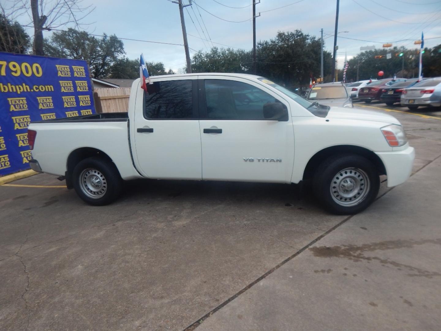 2008 WHITE NISSAN TITAN LE Crew Cab 2WD SWB (1N6BA07D48N) with an 5.6L V8 DOHC 32V FFV engine, 5-SPEED AUTOMATIC transmission, located at 16710 Clay Rd., Houston, TX, 77084, (281) 859-7900, 0.000000, 0.000000 - Low Donw. Low Payments. - Photo#4