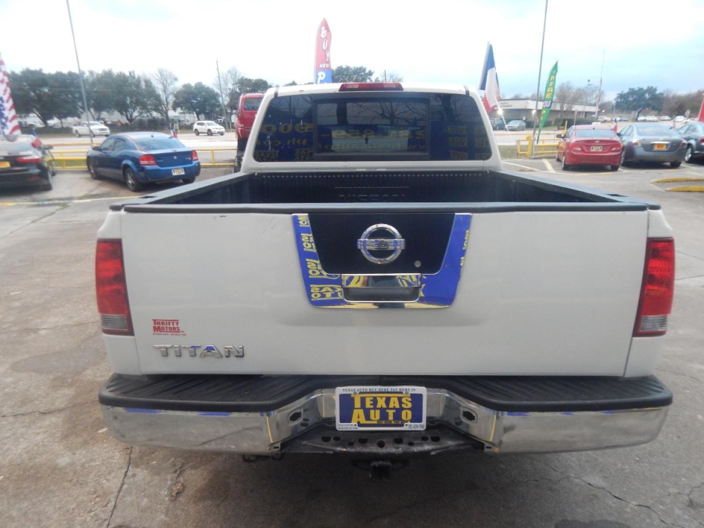 2008 WHITE NISSAN TITAN LE Crew Cab 2WD SWB (1N6BA07D48N) with an 5.6L V8 DOHC 32V FFV engine, 5-SPEED AUTOMATIC transmission, located at 16710 Clay Rd., Houston, TX, 77084, (281) 859-7900, 0.000000, 0.000000 - Low Donw. Low Payments. - Photo#5