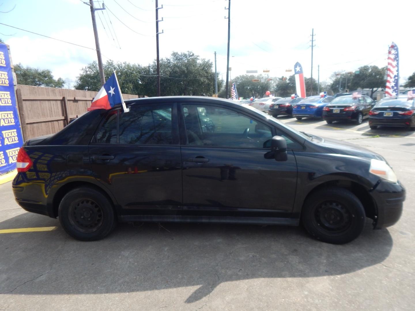 2009 BLACK NISSAN VERSA 1.6 Base Sedan (3N1CC11E99L) with an 1.6L L4 DOHC 16V engine, 5-SPEED MANUAL transmission, located at 16710 Clay Rd., Houston, TX, 77084, (281) 859-7900, 0.000000, 0.000000 - Cash. - Photo#4