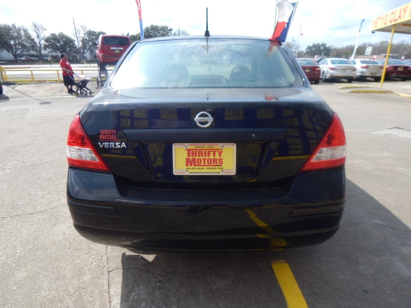 2009 BLACK NISSAN VERSA 1.6 Base Sedan (3N1CC11E99L) with an 1.6L L4 DOHC 16V engine, 5-SPEED MANUAL transmission, located at 16710 Clay Rd., Houston, TX, 77084, (281) 859-7900, 0.000000, 0.000000 - Cash. - Photo#5