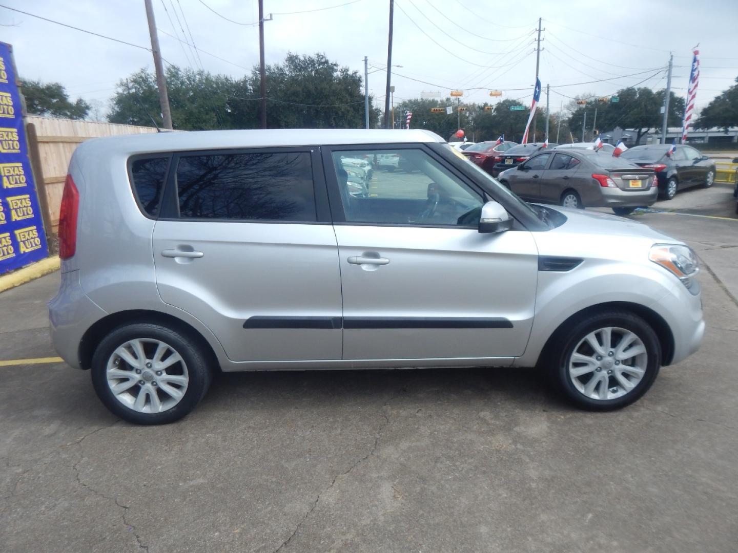 2013 SILVER KIA SOUL ! (KNDJT2A63D7) with an 2.0L L4 DOHC 16V engine, 4-SPEED AUTOMATIC OR 5-SPEED MANUAL transmission, located at 16710 Clay Rd., Houston, TX, 77084, (281) 859-7900, 0.000000, 0.000000 - Low Donw. Low Payments. - Photo#4